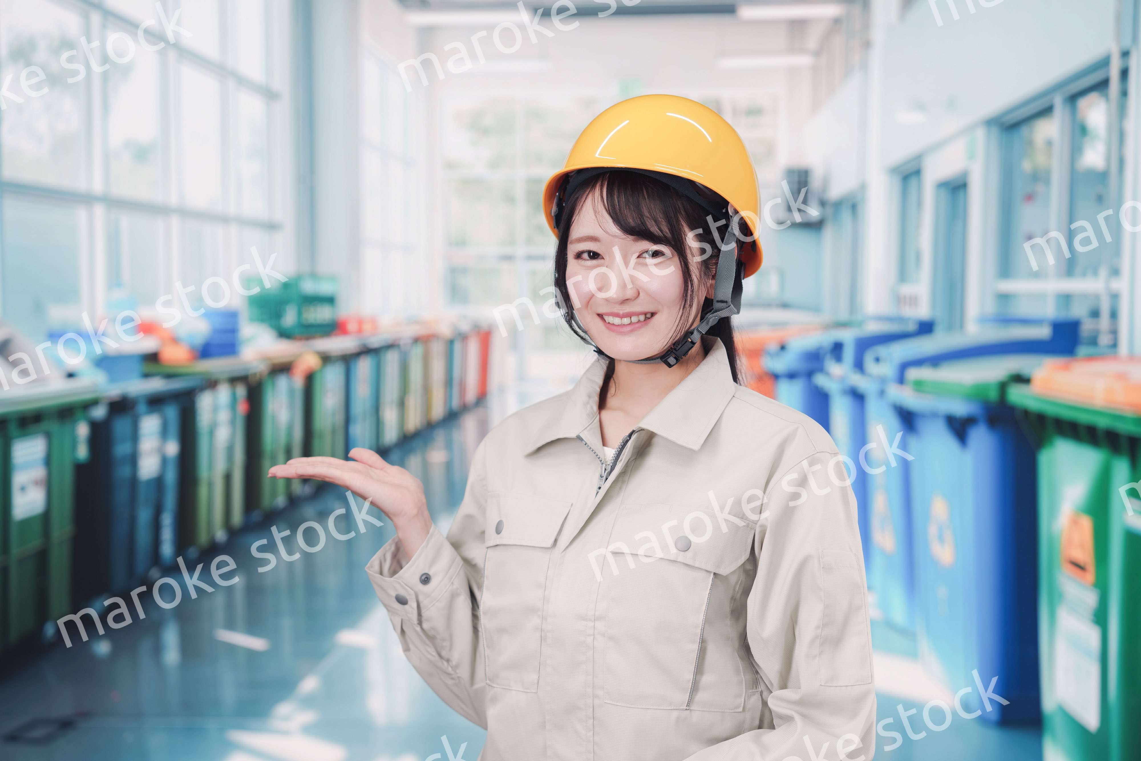 ゴミ清掃の仕事をする若い女性