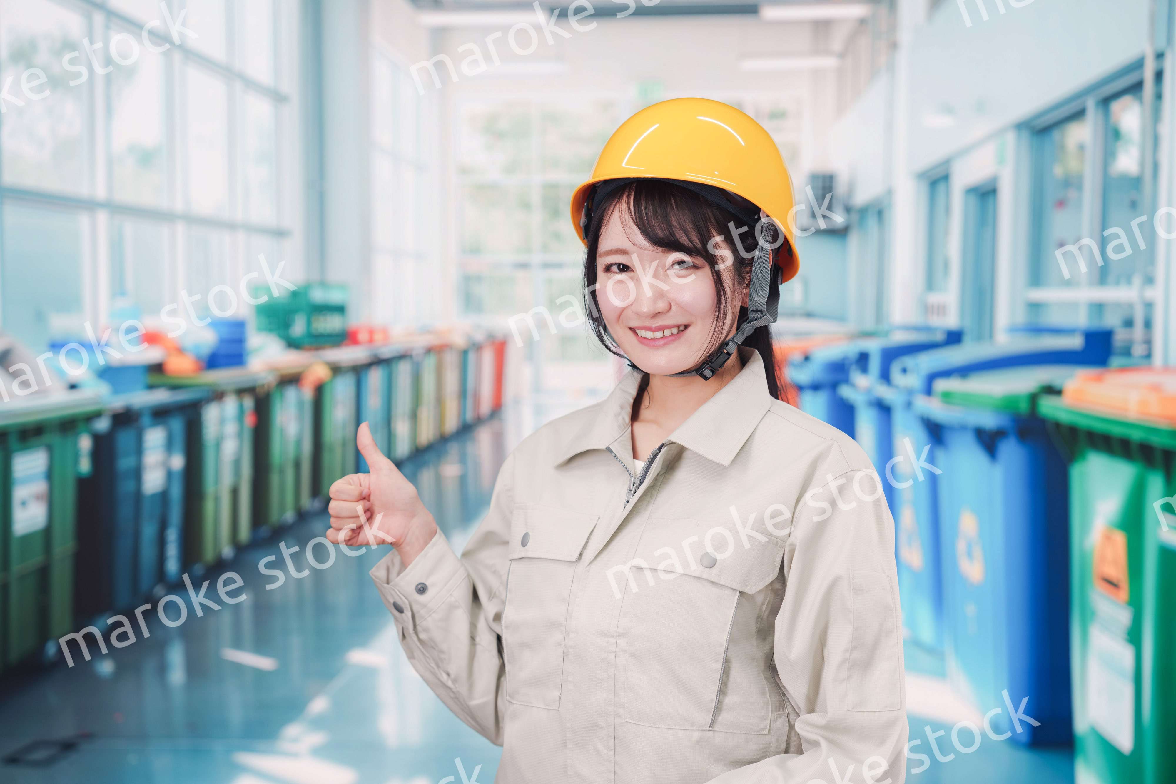 ゴミ清掃の仕事をする若い女性