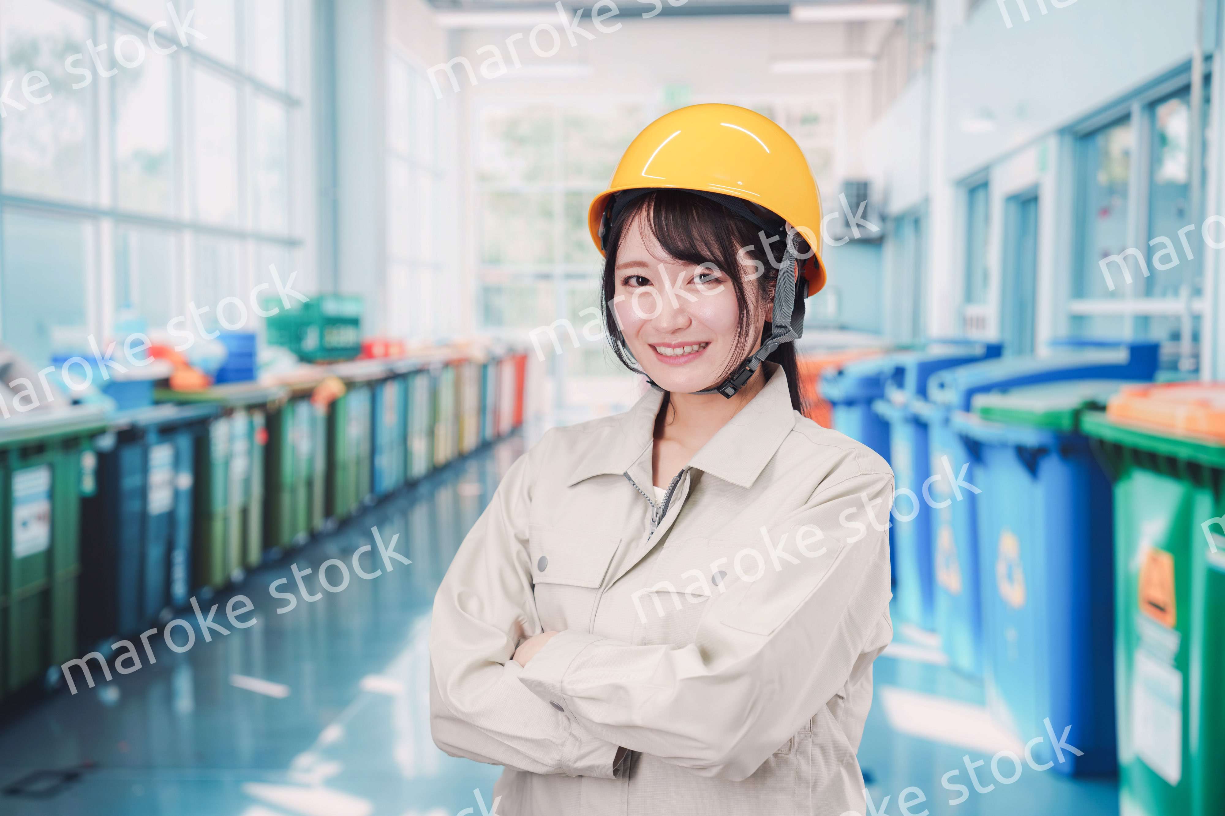 ゴミ清掃の仕事をする若い女性