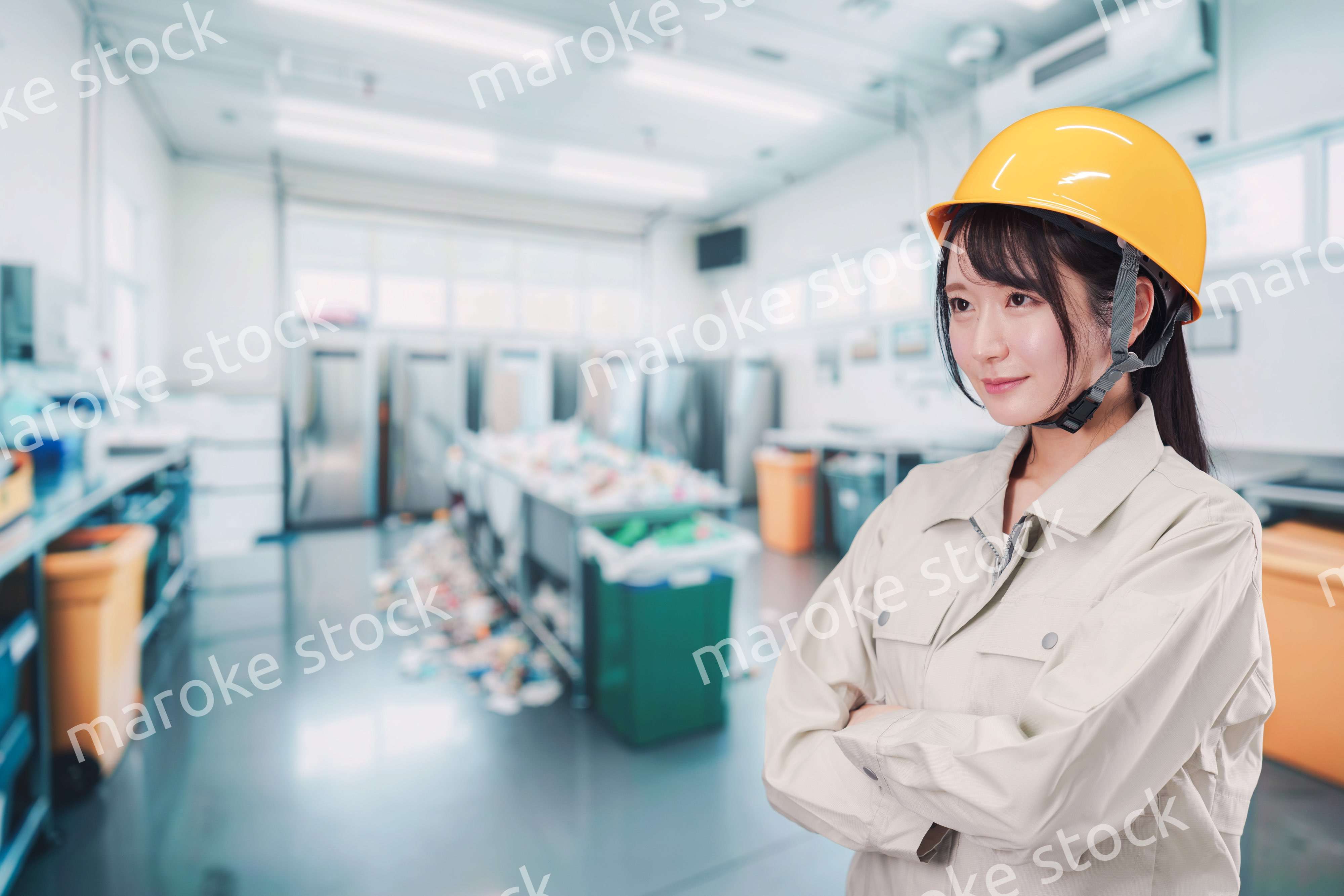 ゴミ清掃の仕事をする若い女性