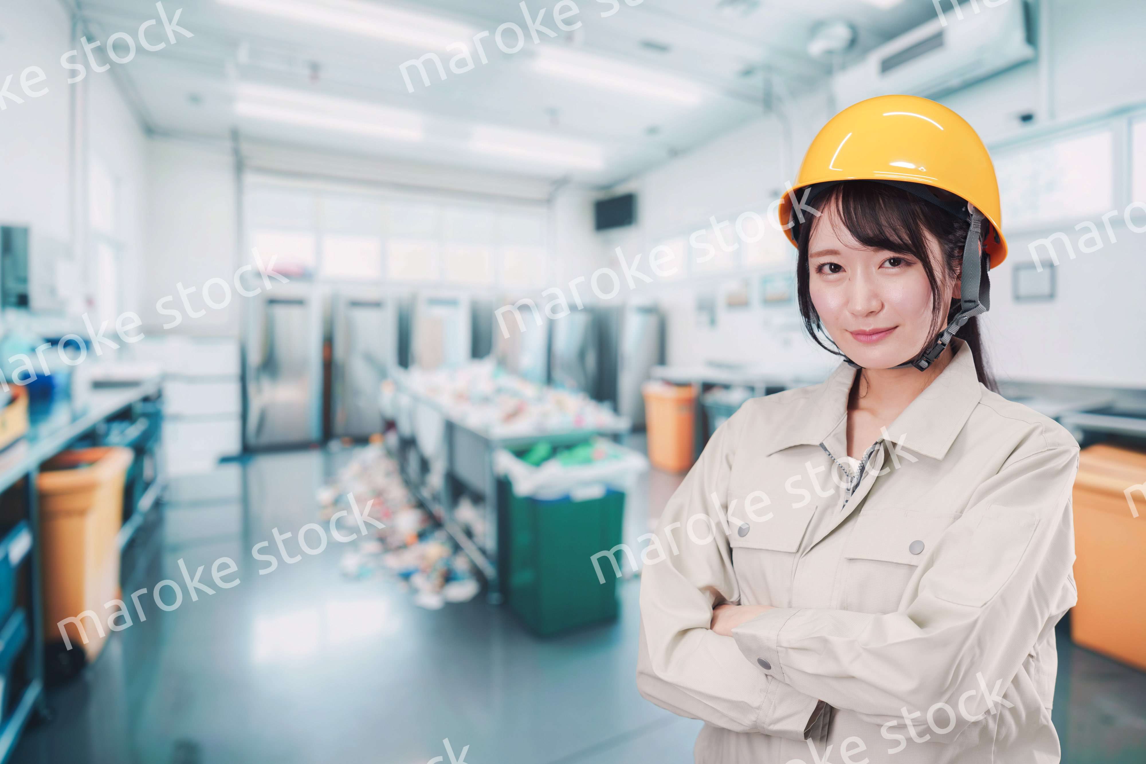 ゴミ清掃の仕事をする若い女性