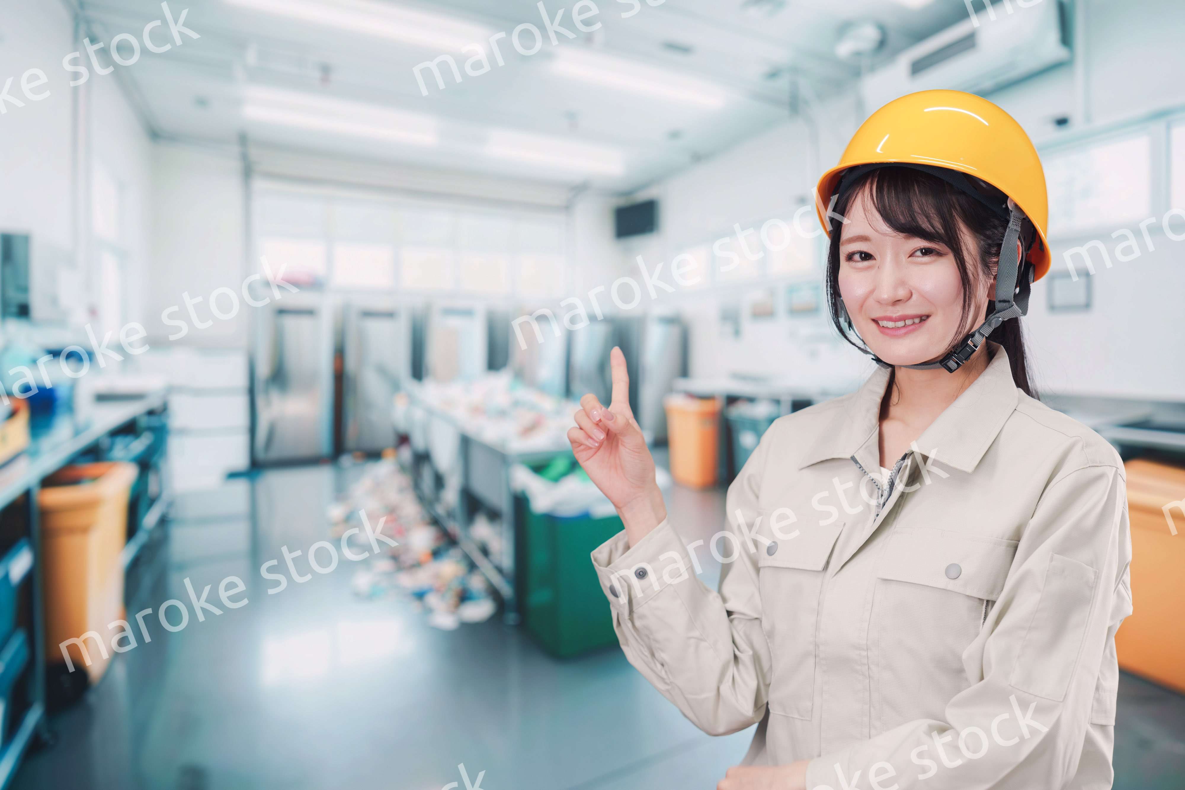 ゴミ清掃の仕事をする若い女性