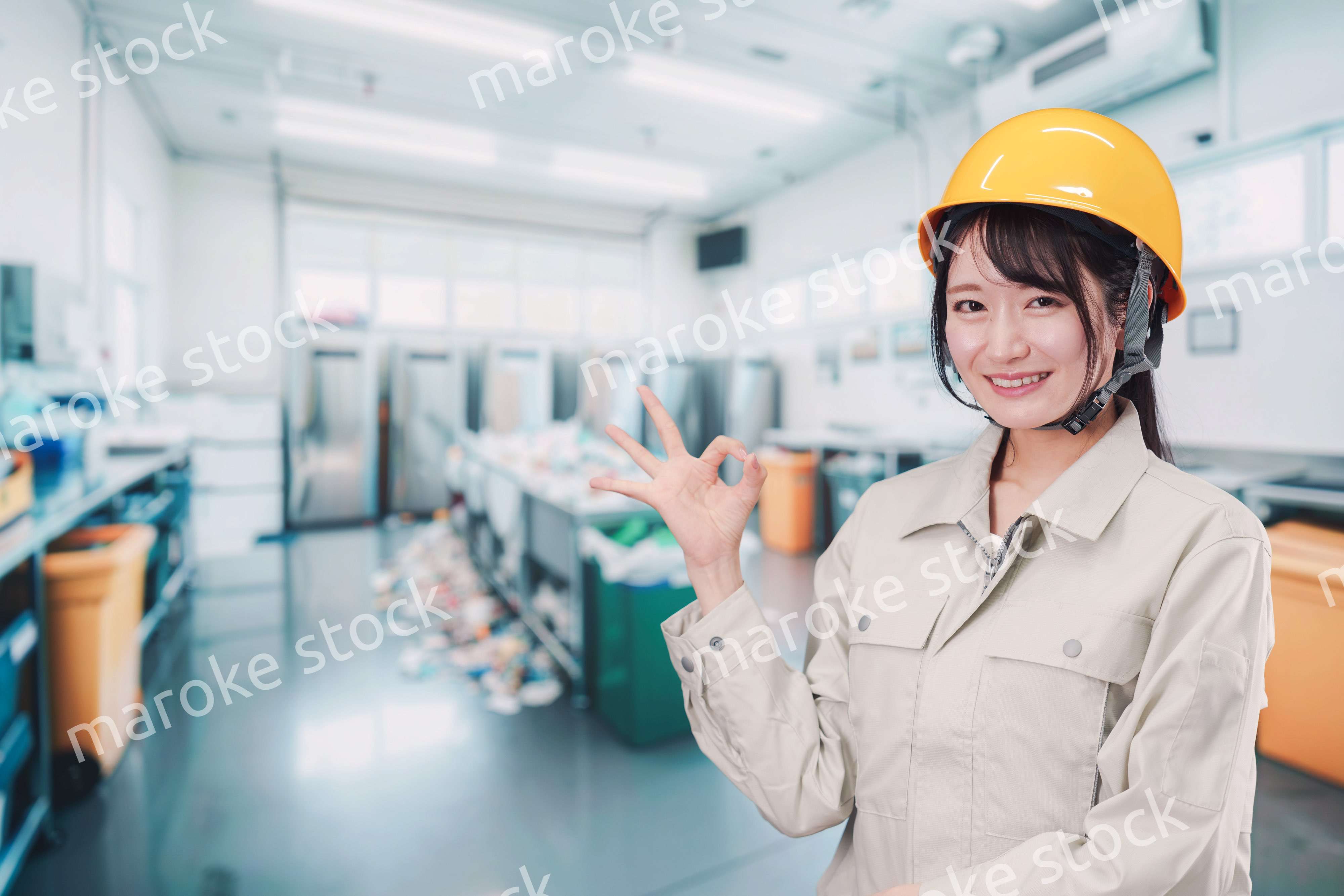 ゴミ清掃の仕事をする若い女性