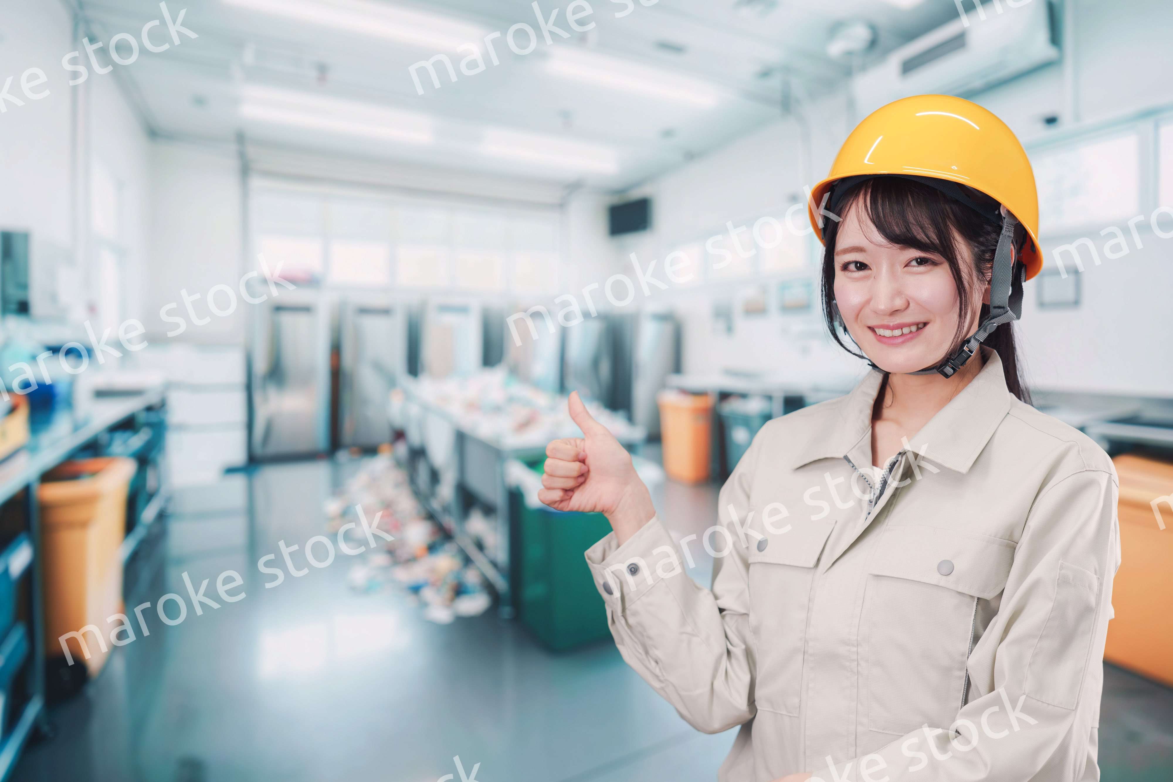 ゴミ清掃の仕事をする若い女性