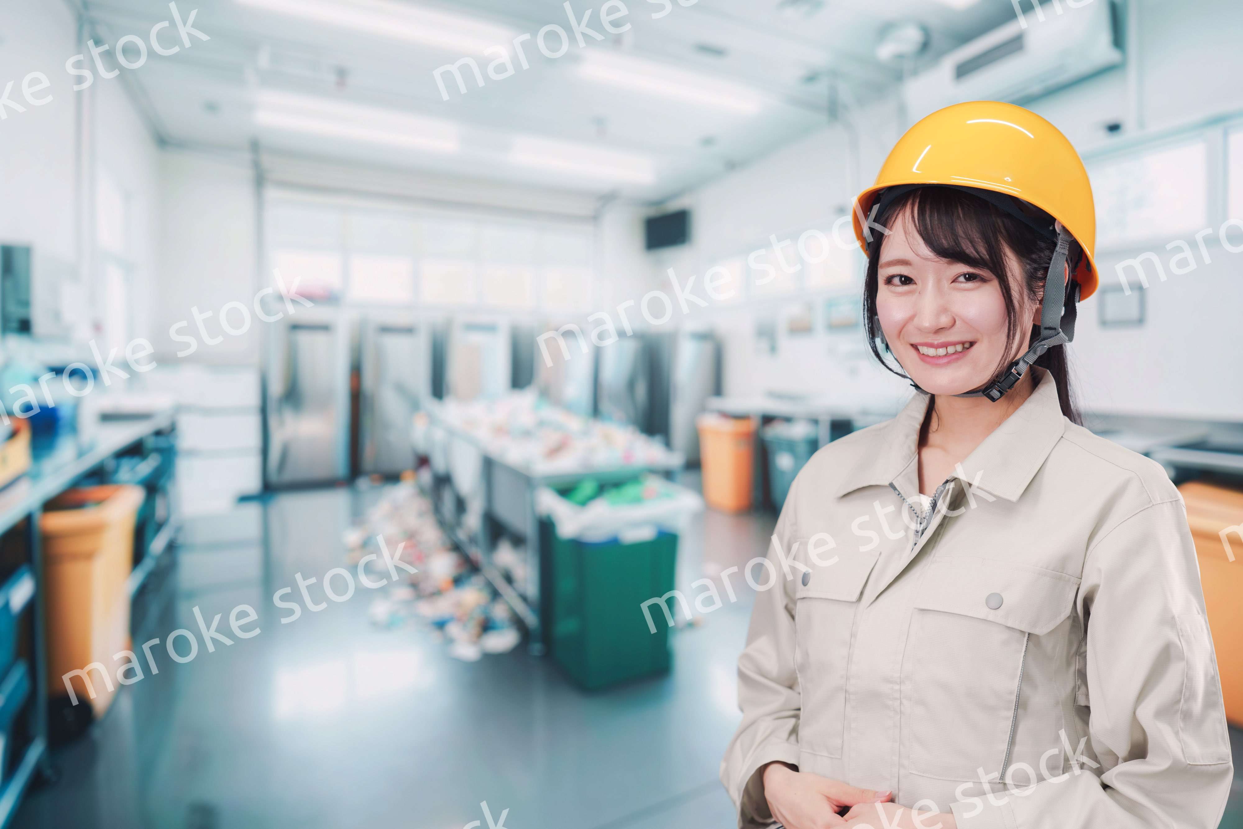 ゴミ清掃の仕事をする若い女性