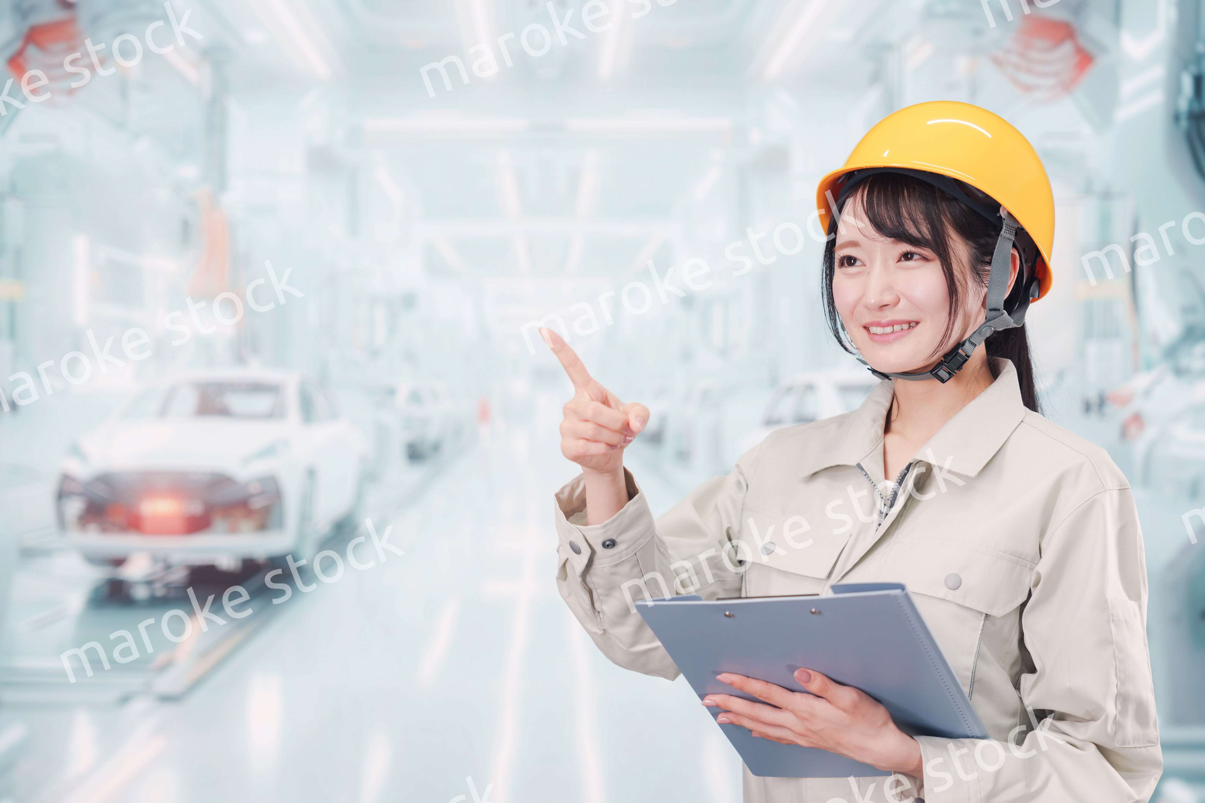 自動車工場の生産ラインで働く若い女性