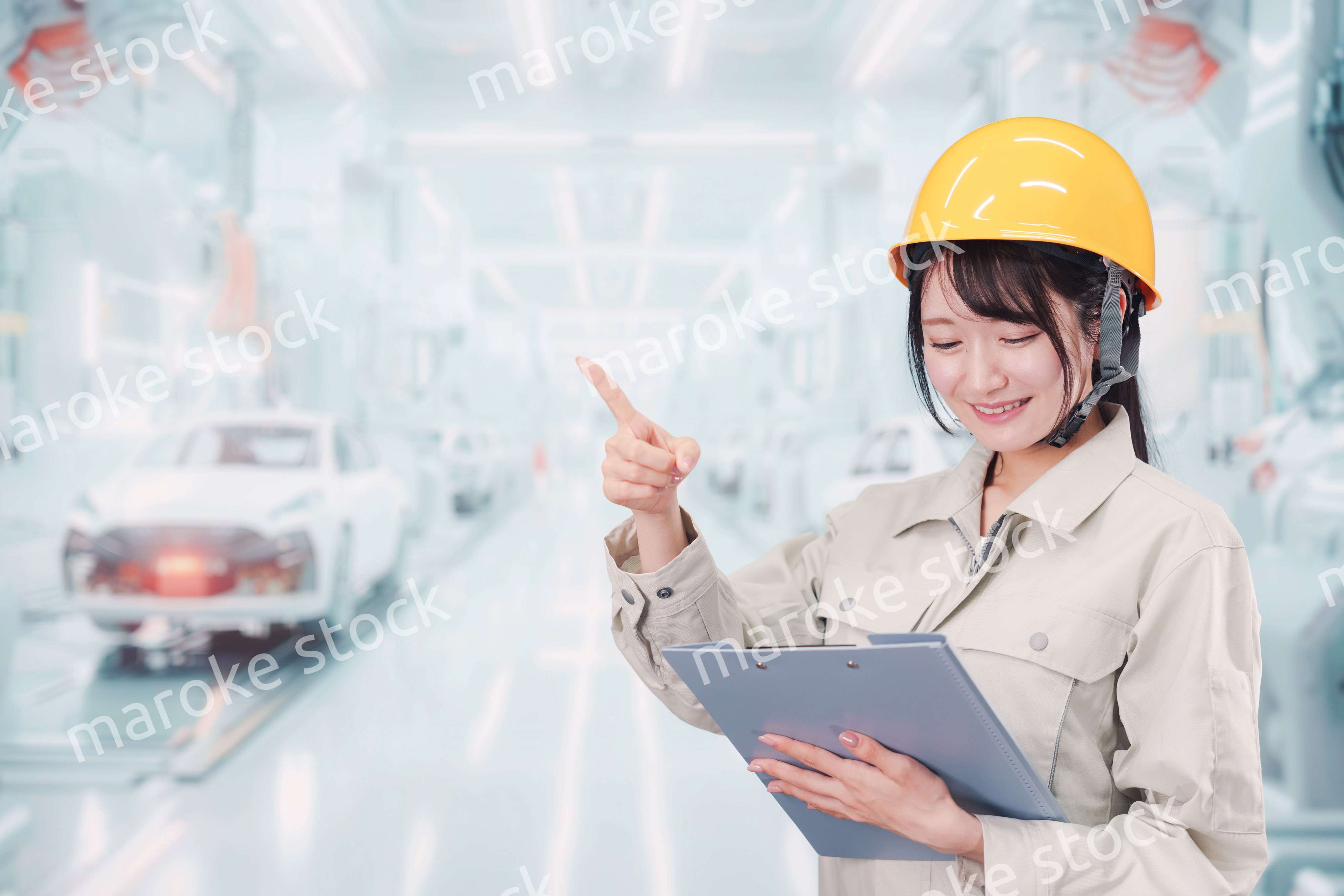 自動車工場の生産ラインで働く若い女性