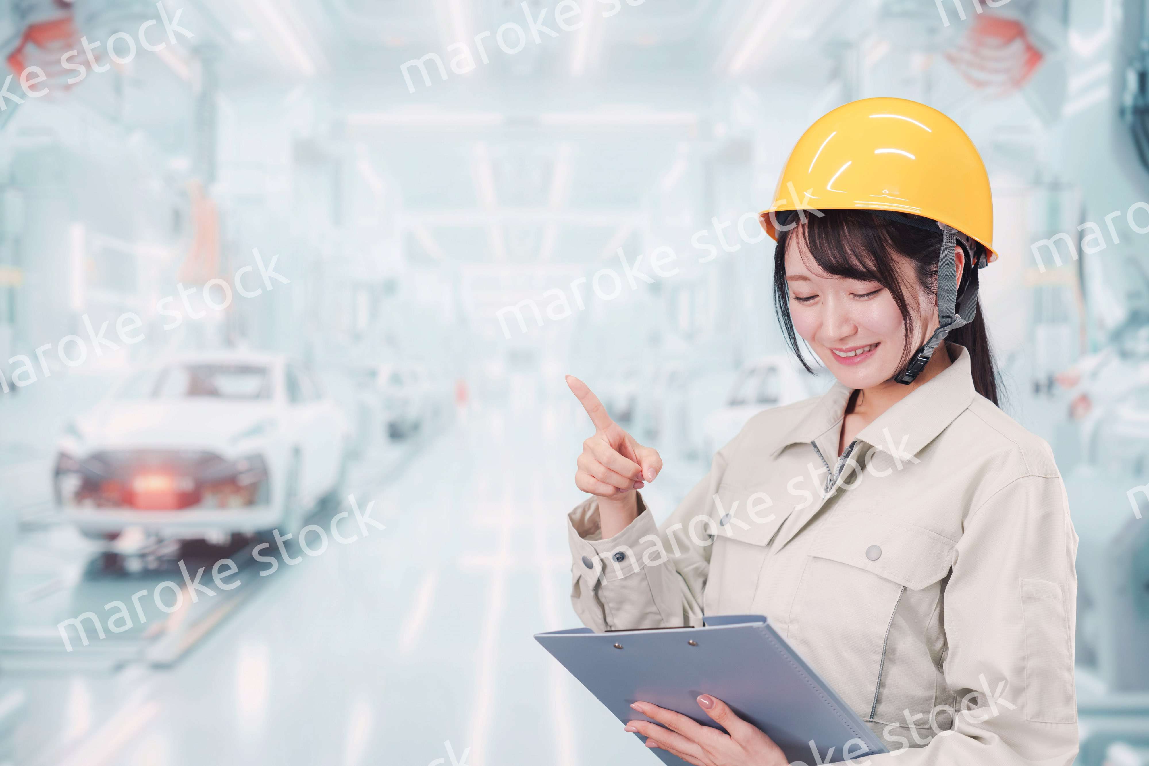 自動車工場の生産ラインで働く若い女性