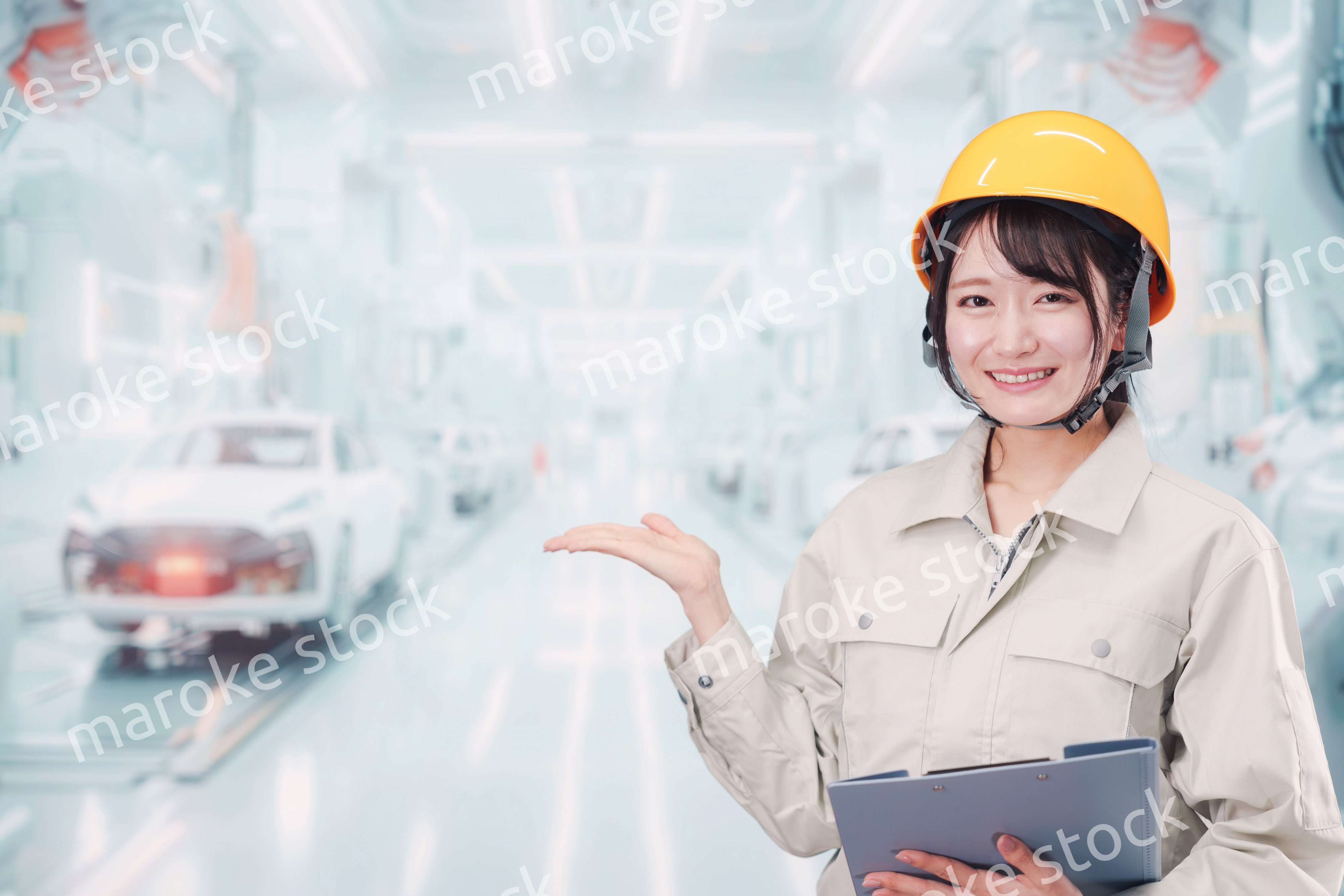 自動車工場の生産ラインで働く若い女性