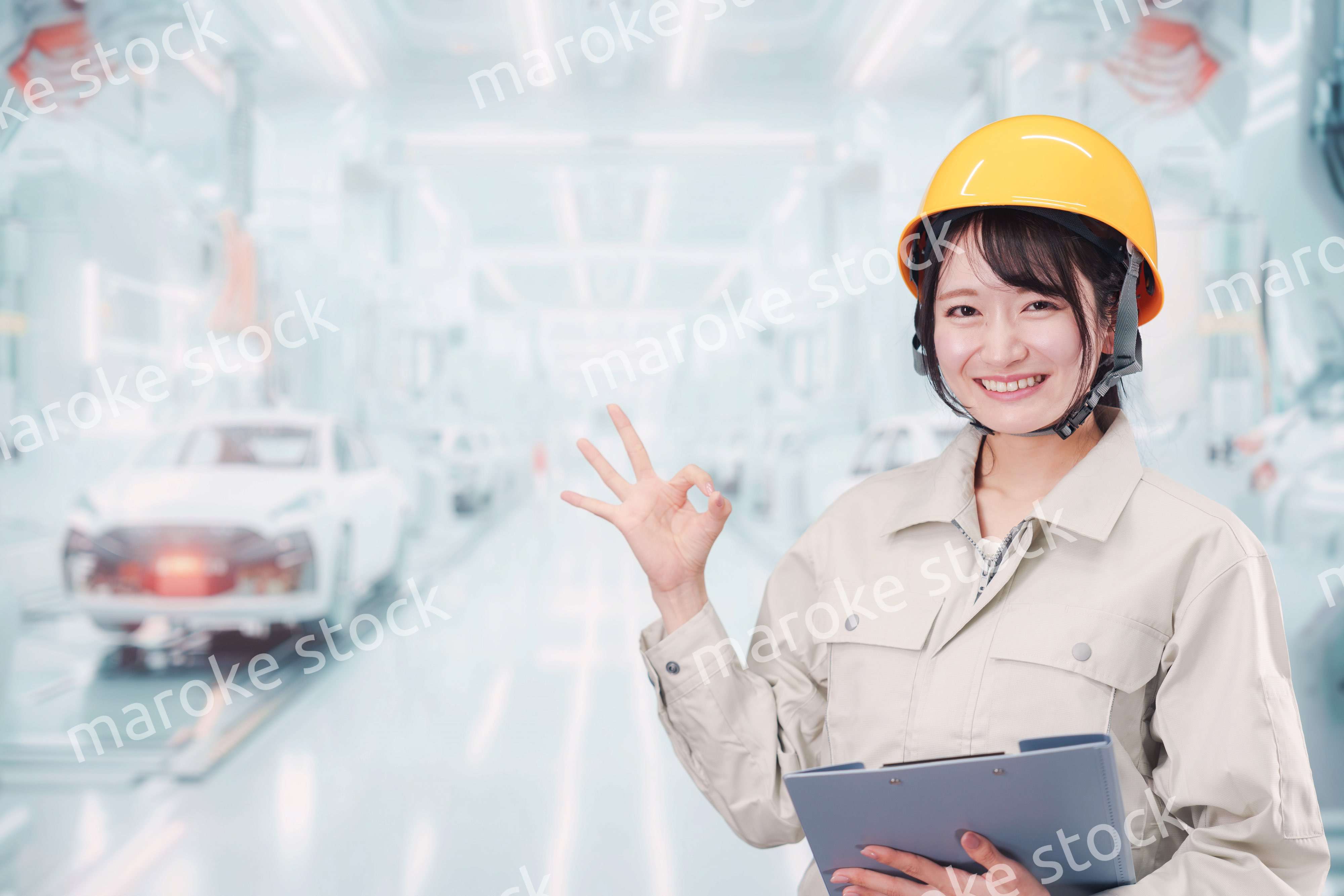 自動車工場の生産ラインで働く若い女性