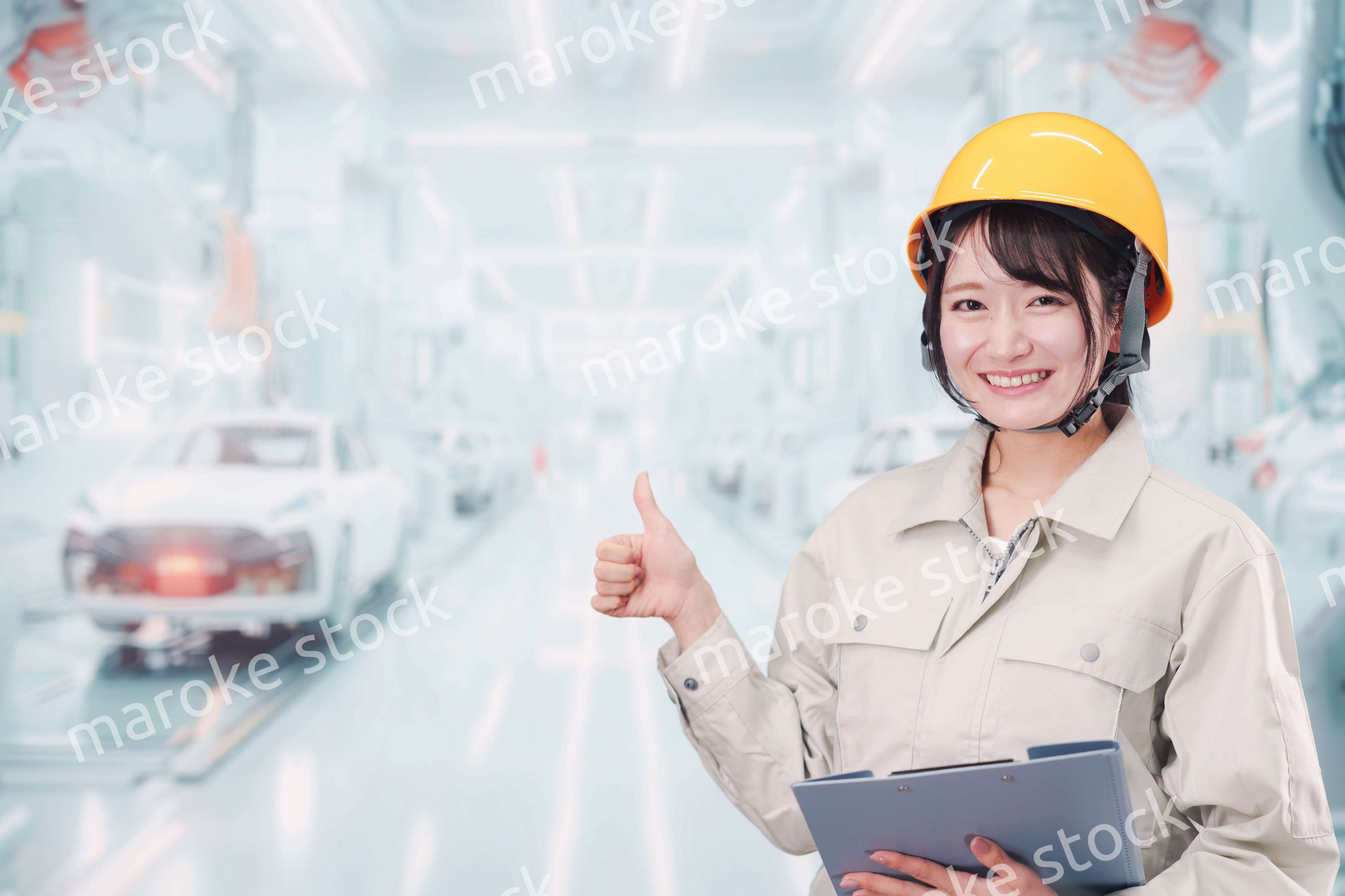 自動車工場の生産ラインで働く若い女性