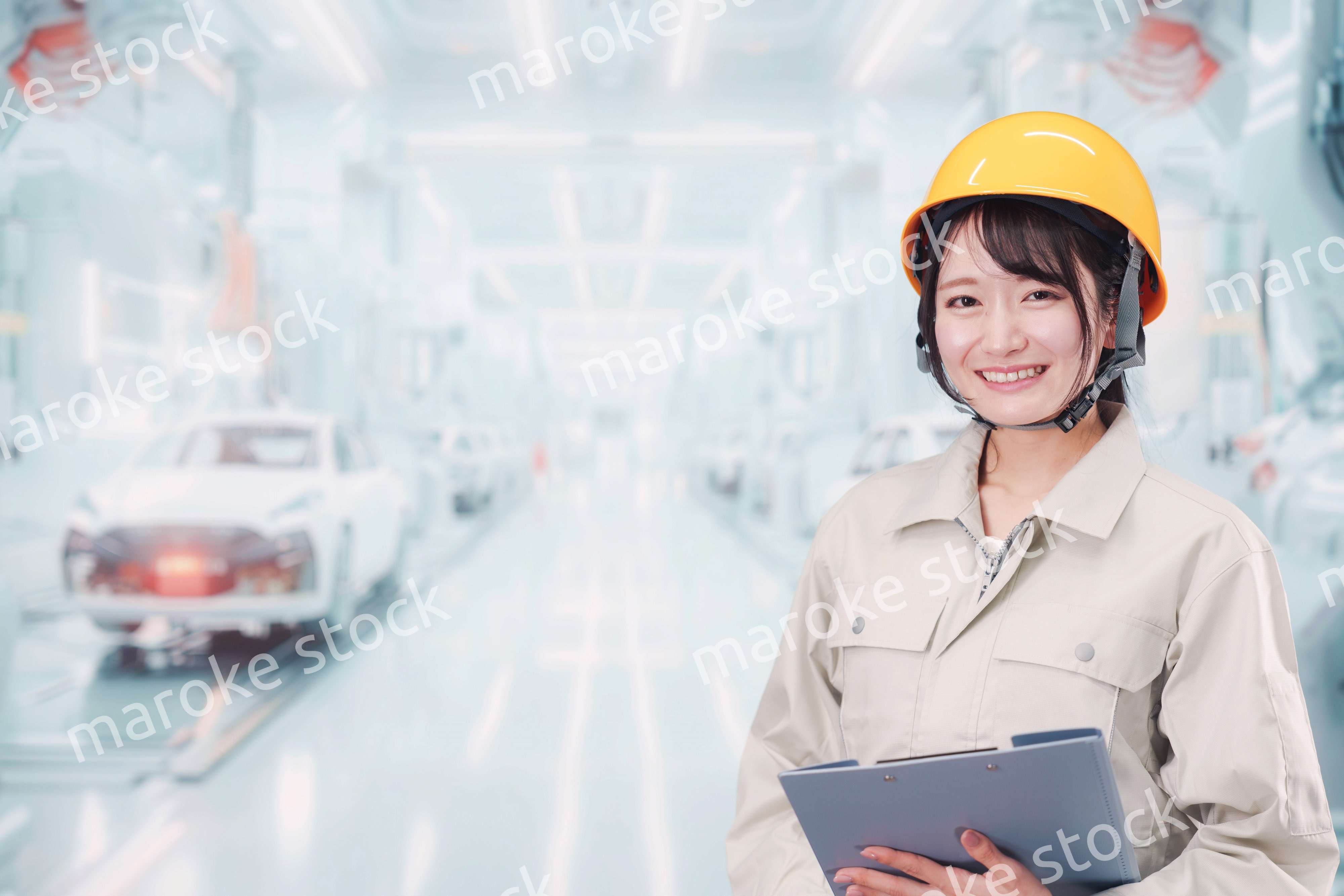 自動車工場の生産ラインで働く若い女性