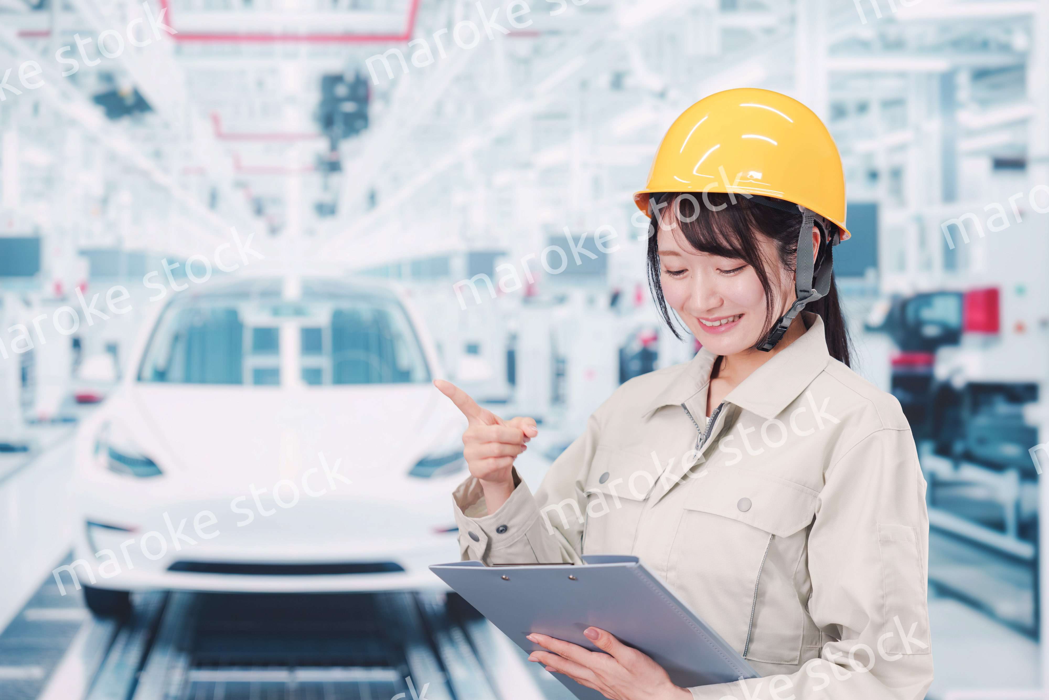 自動車工場の生産ラインで働く若い女性