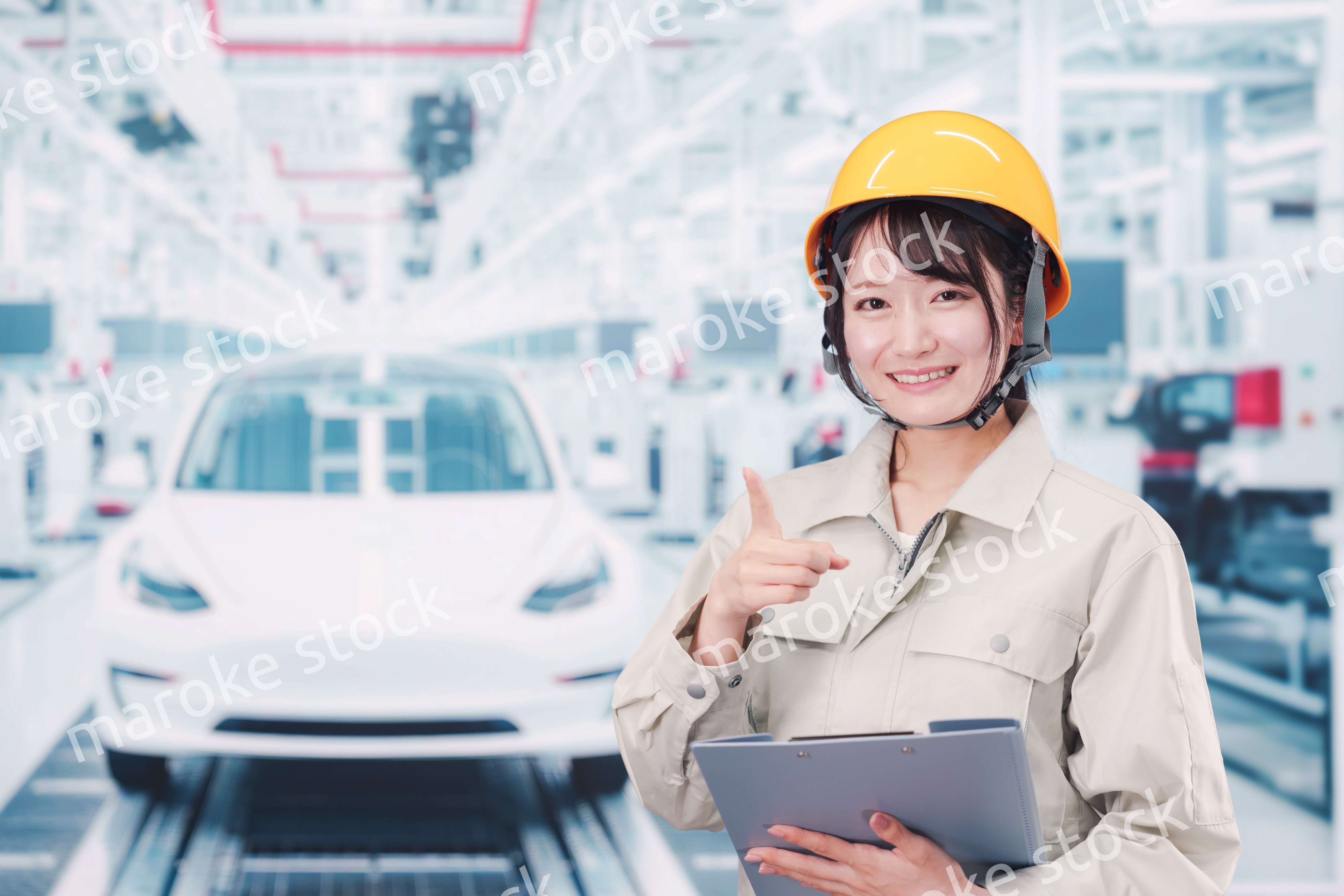 自動車工場の生産ラインで働く若い女性