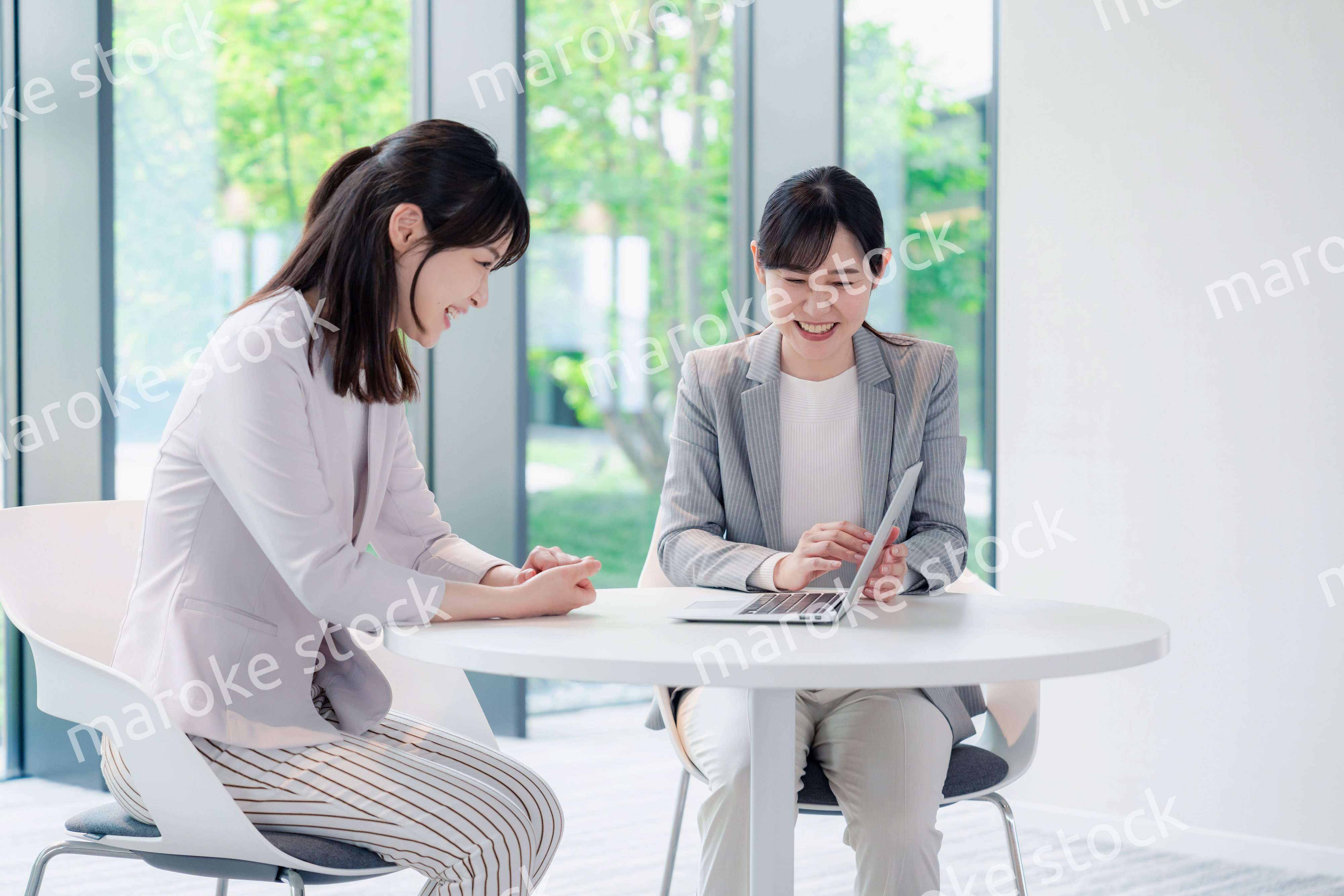 オフィスで打ち合わせをする2人の女性