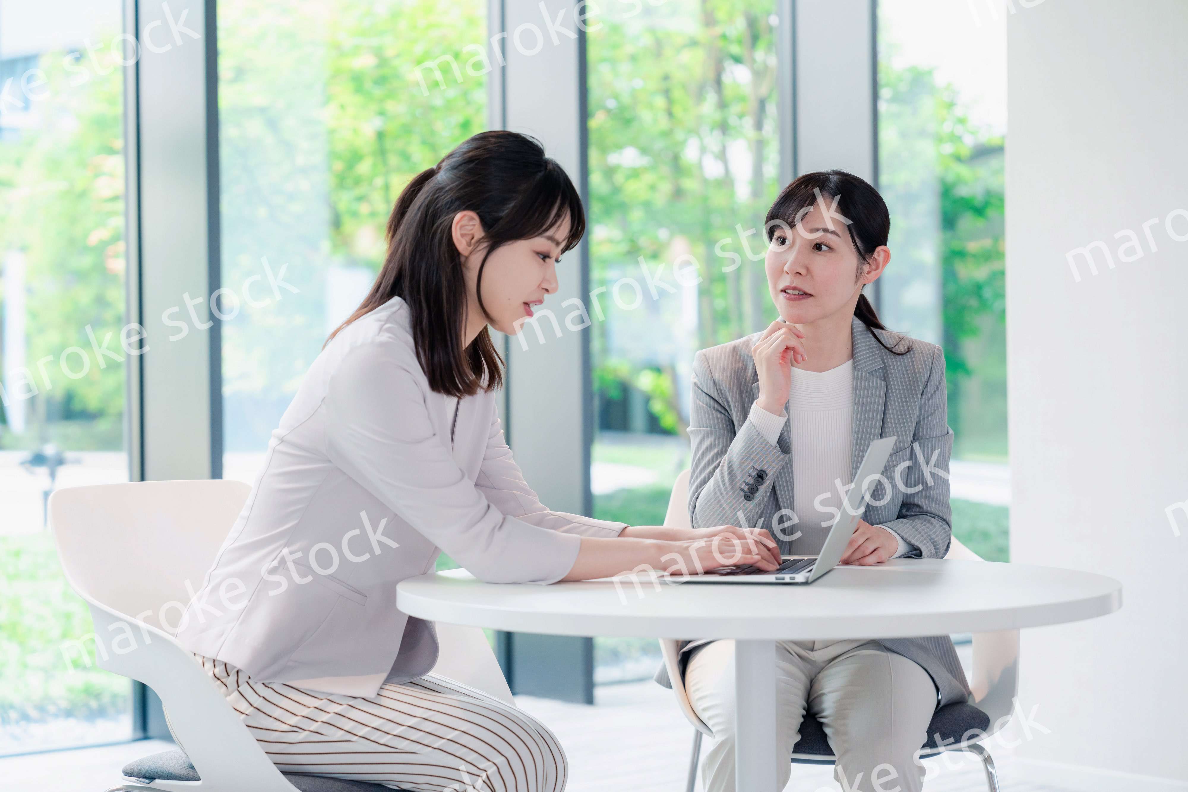 オフィスで打ち合わせをする2人の女性