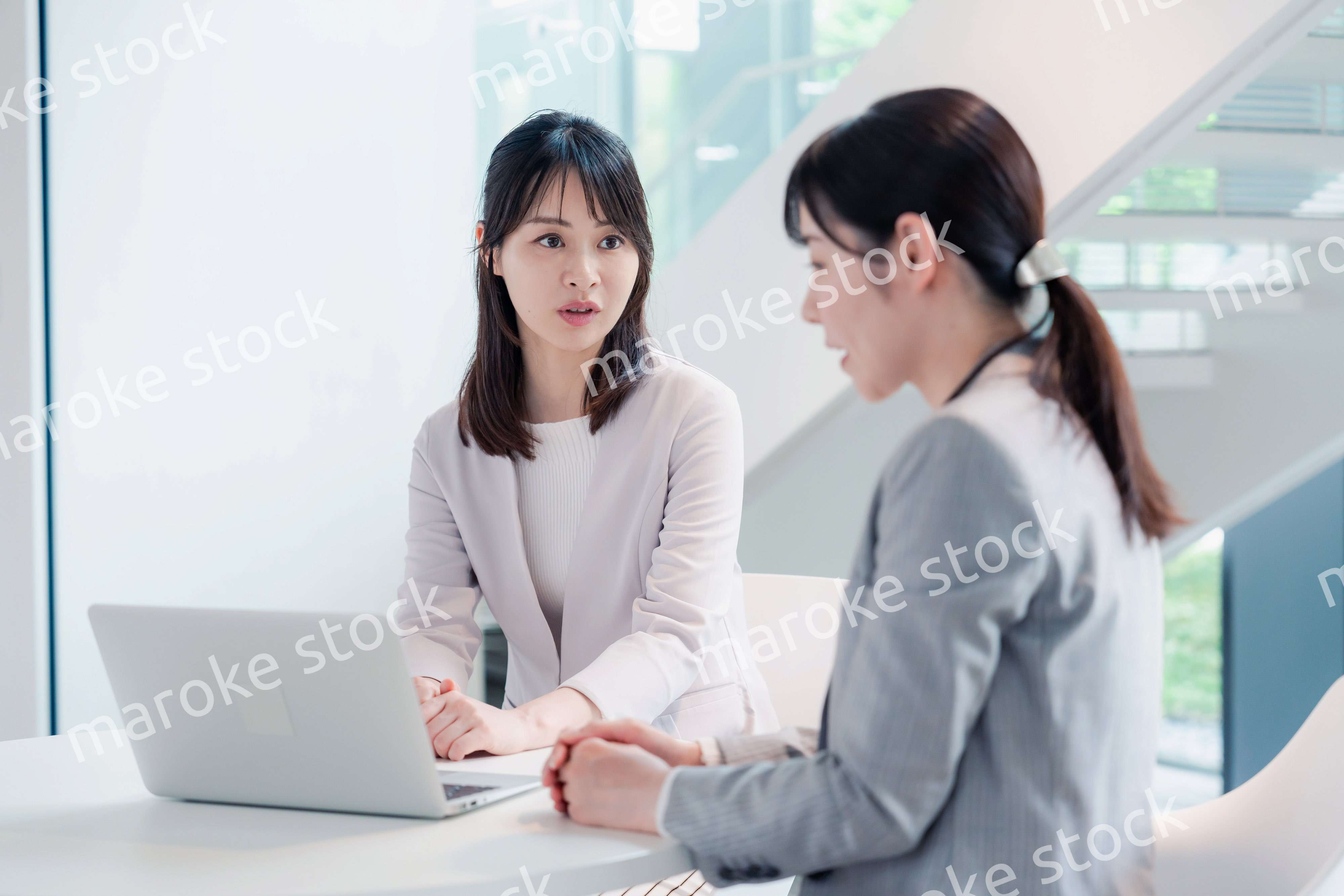 オフィスで打ち合わせをする2人の女性