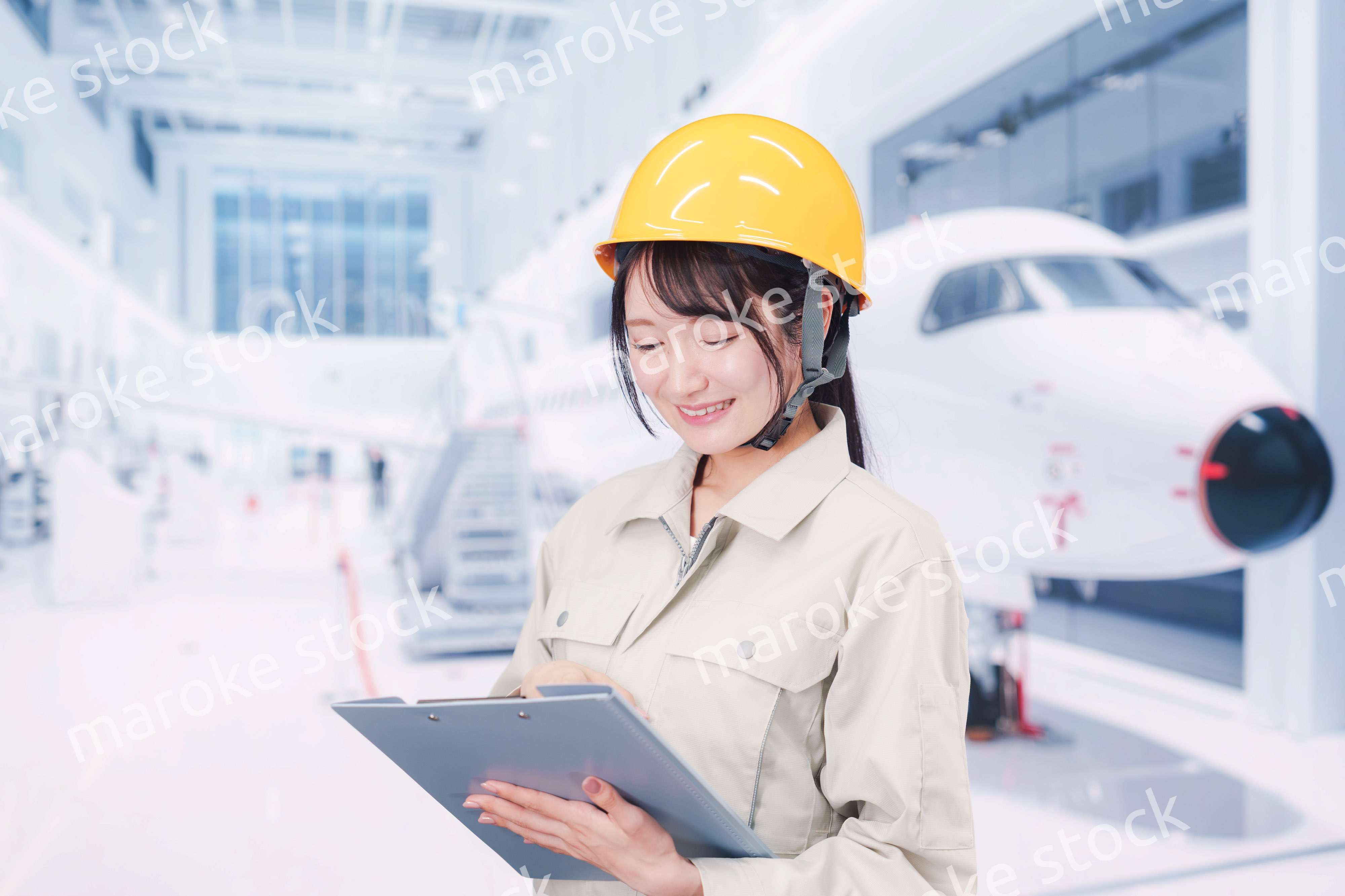 飛行機の保守点検をする女性の作業員