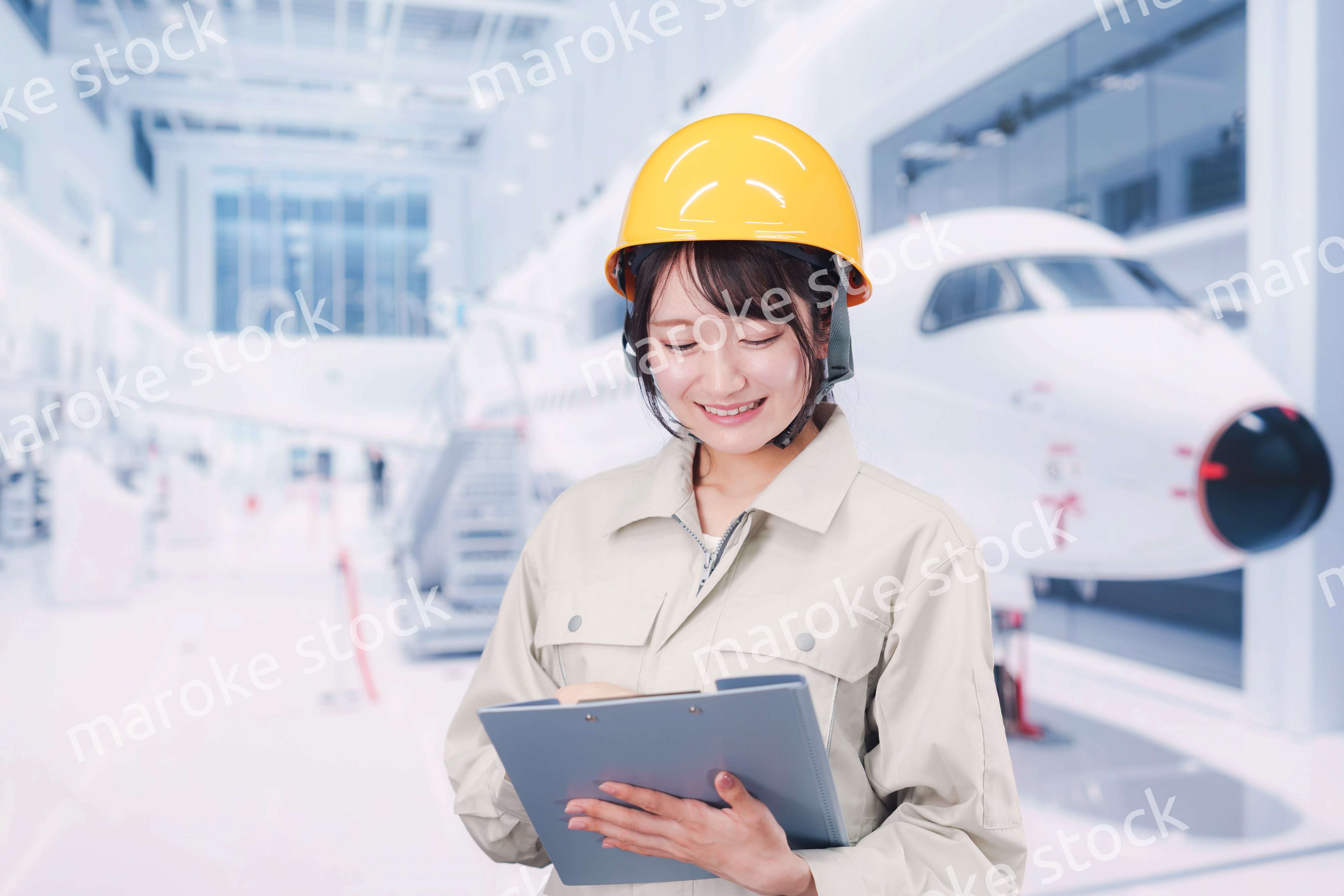 飛行機の保守点検をする女性の作業員