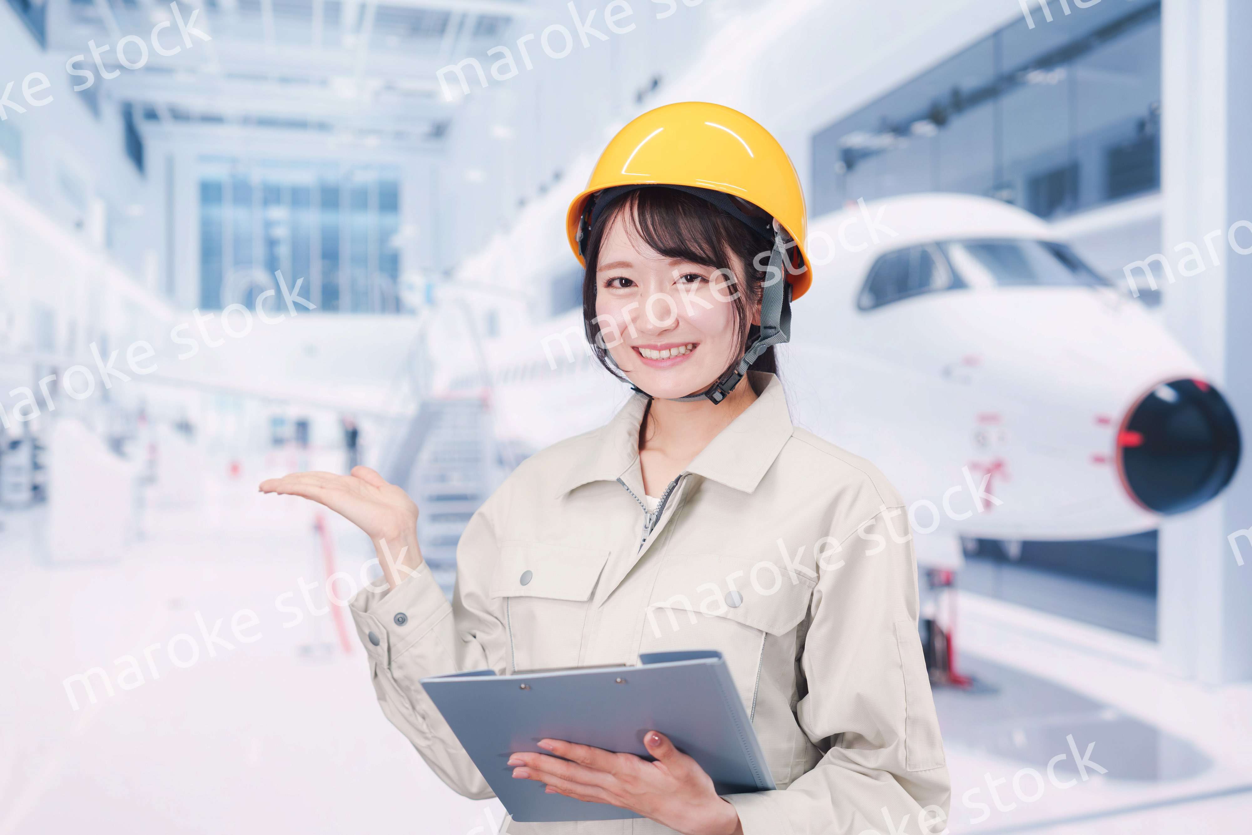 飛行機の保守点検をする女性の作業員