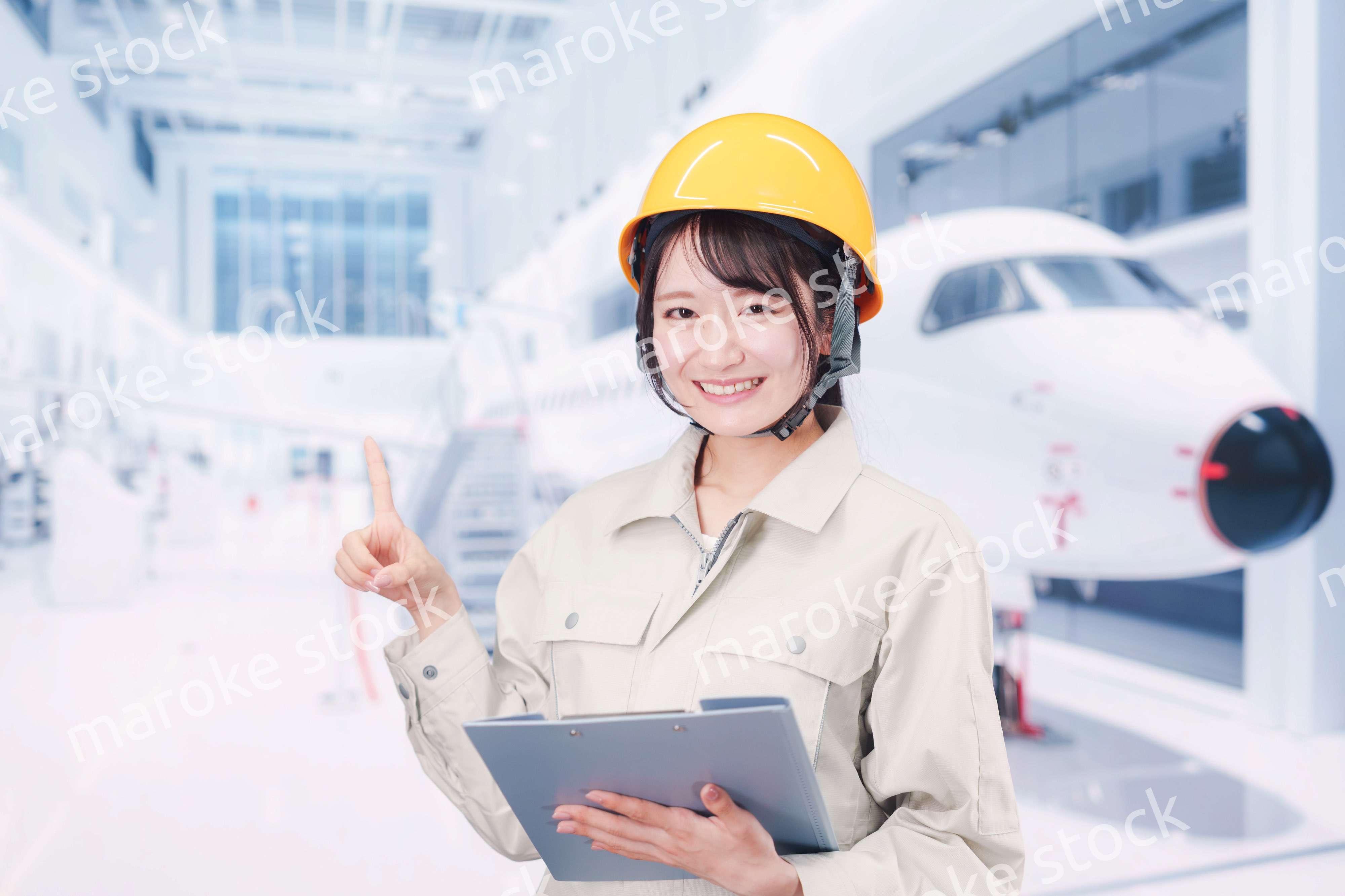 飛行機の保守点検をする女性の作業員