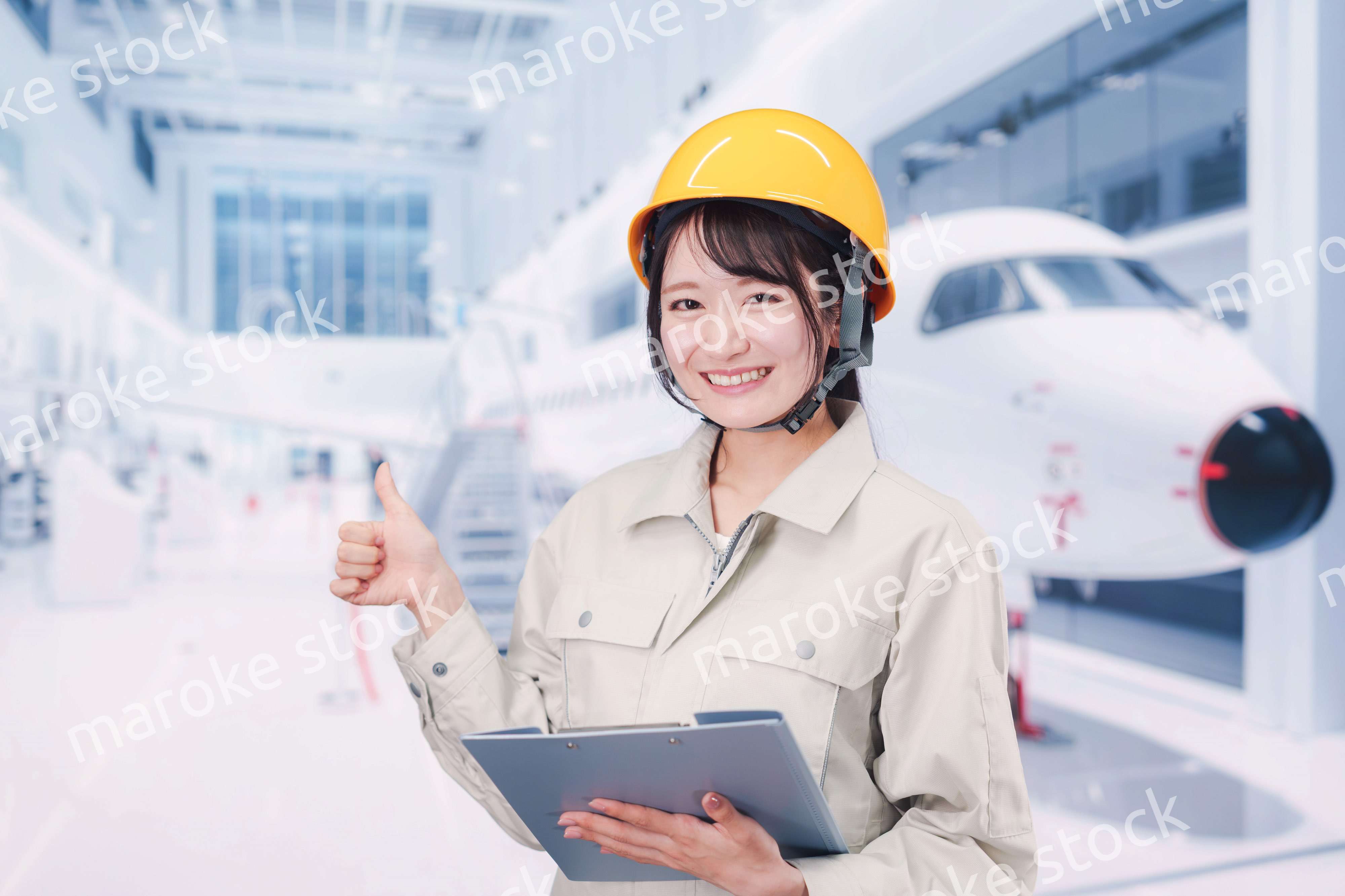 飛行機の保守点検をする女性の作業員