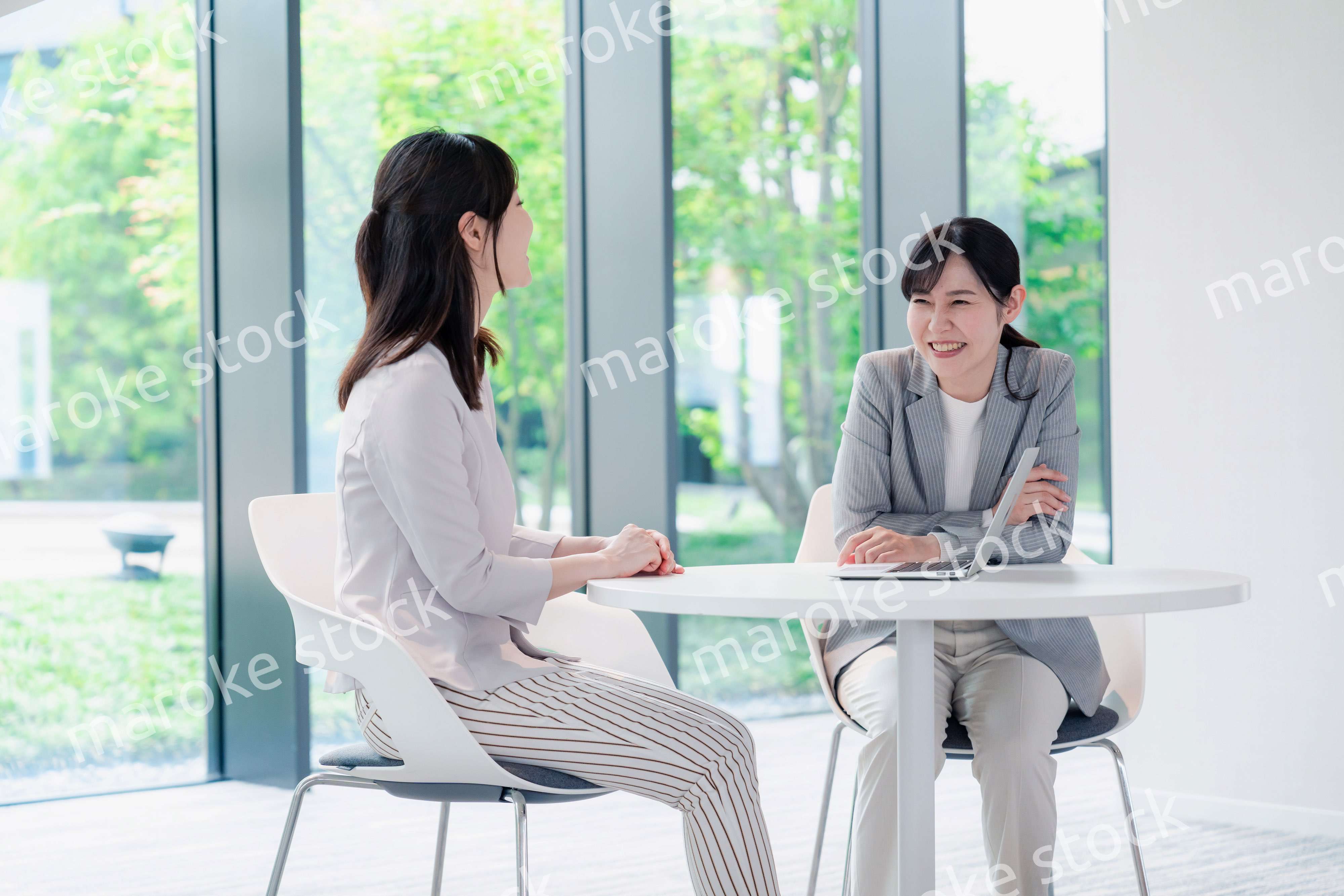 オフィスで打ち合わせをする2人の女性