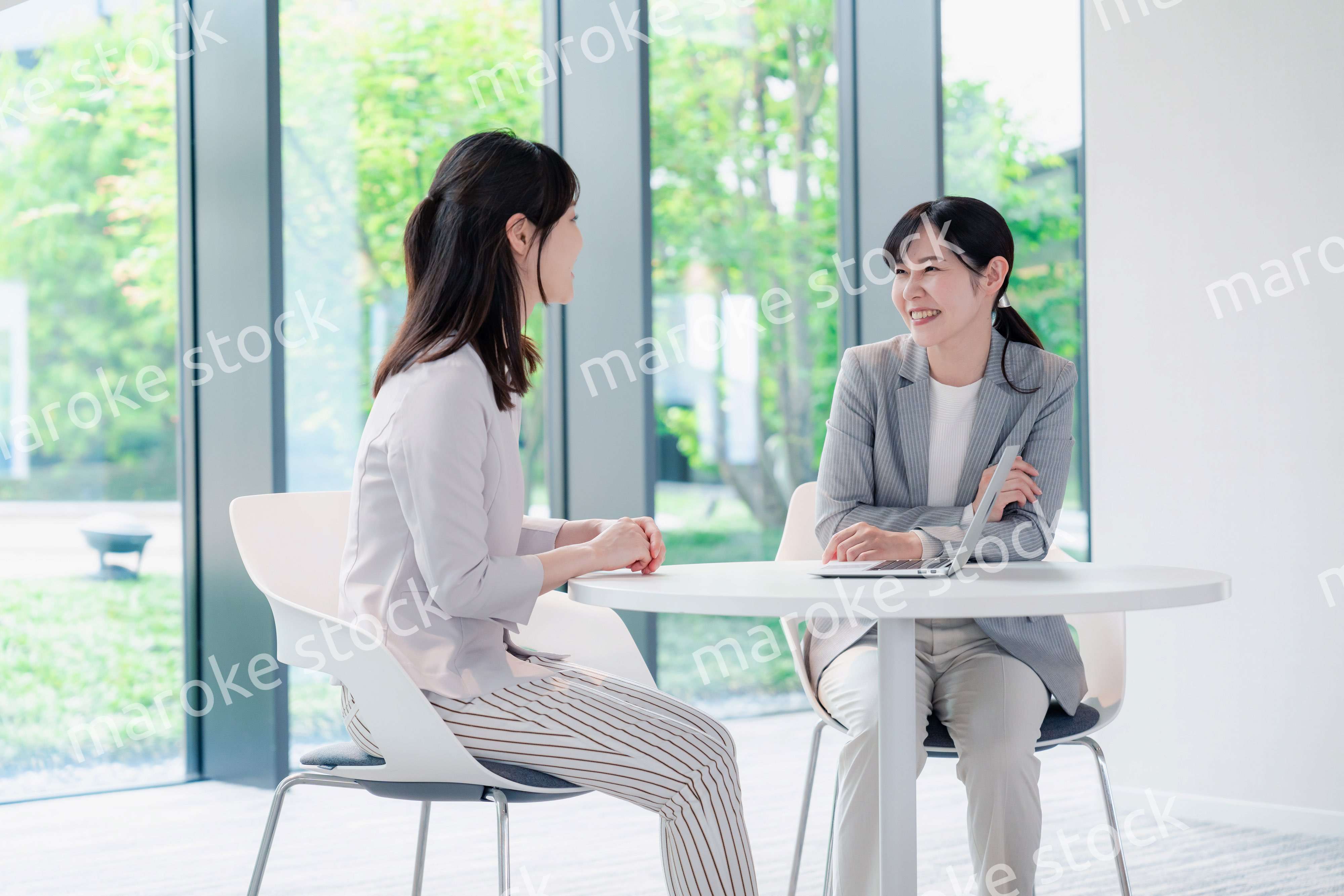 オフィスで打ち合わせをする2人の女性