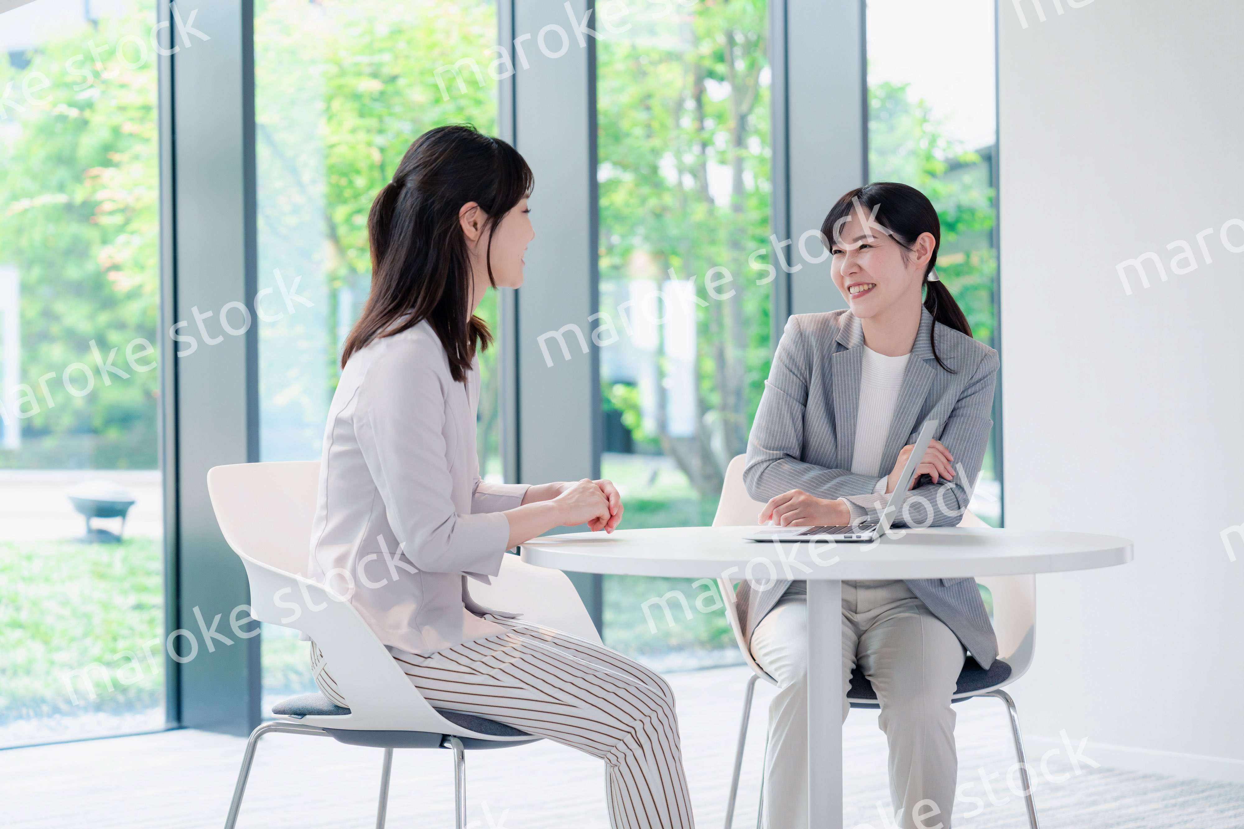 オフィスで打ち合わせをする2人の女性