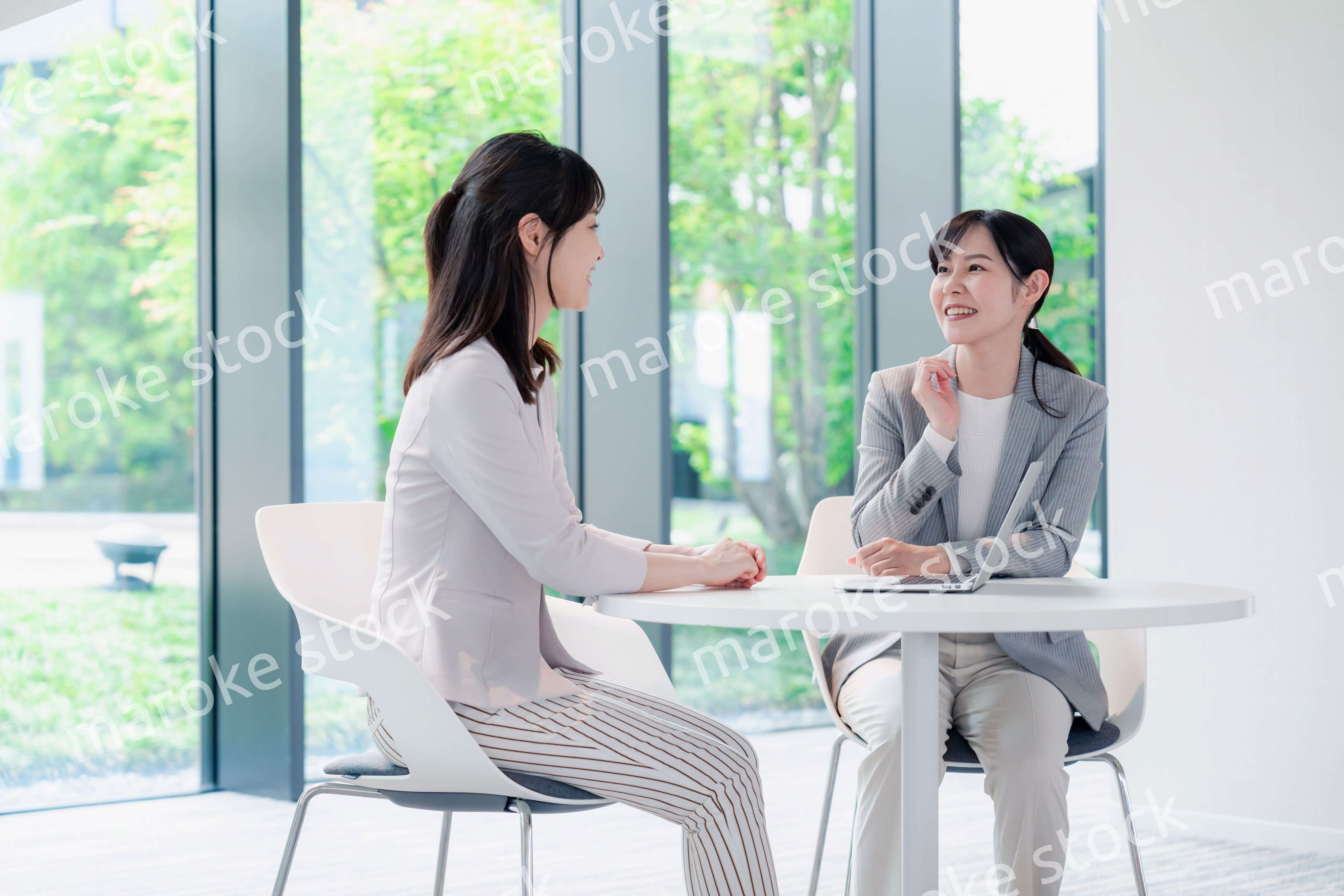 オフィスで打ち合わせをする2人の女性