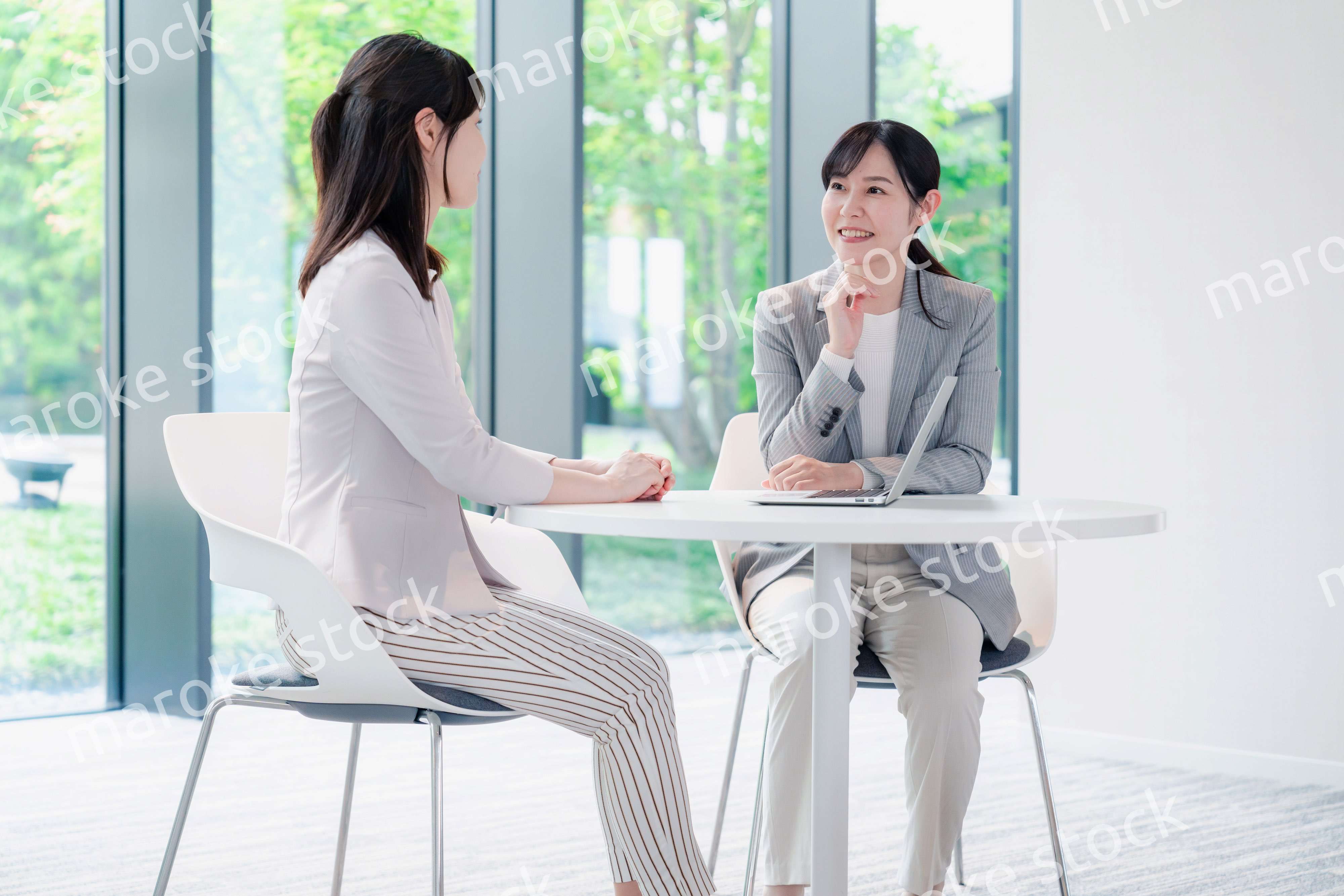 オフィスで打ち合わせをする2人の女性
