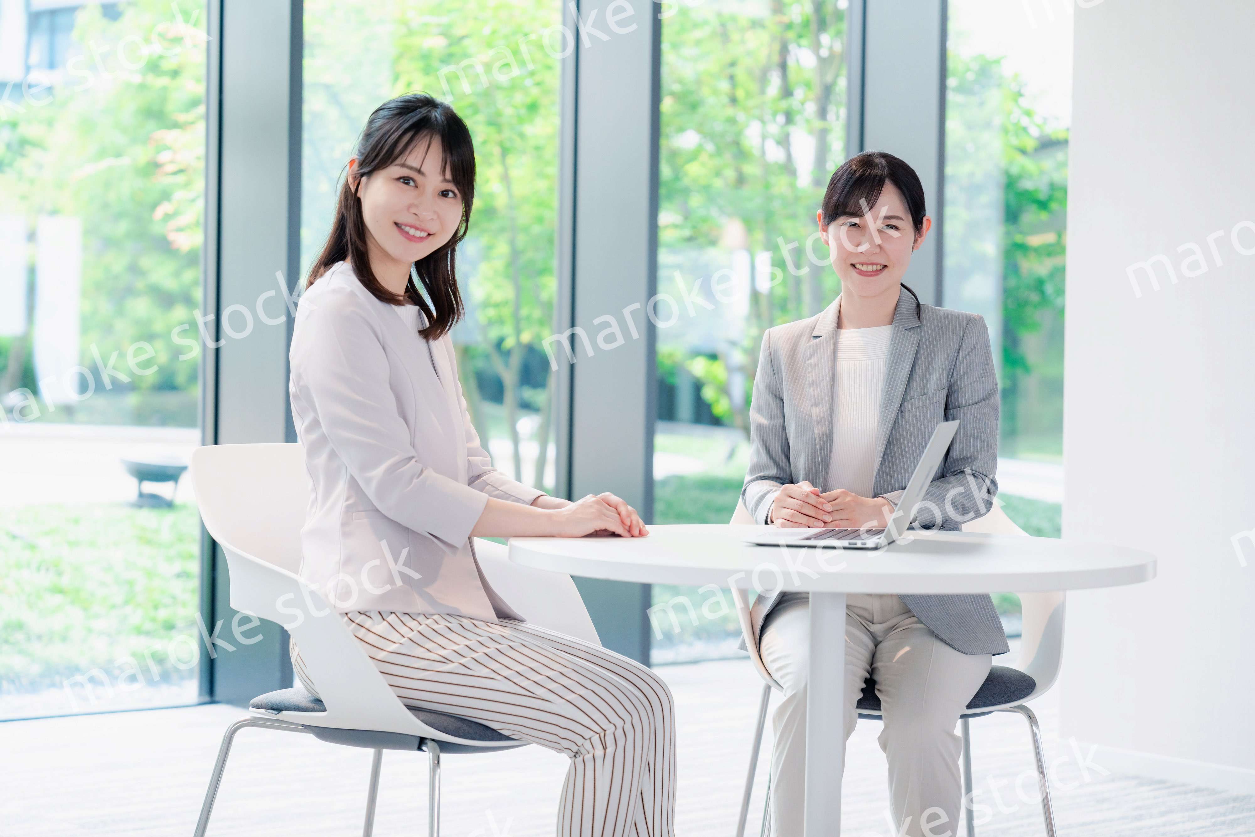 オフィスで打ち合わせをする2人の女性