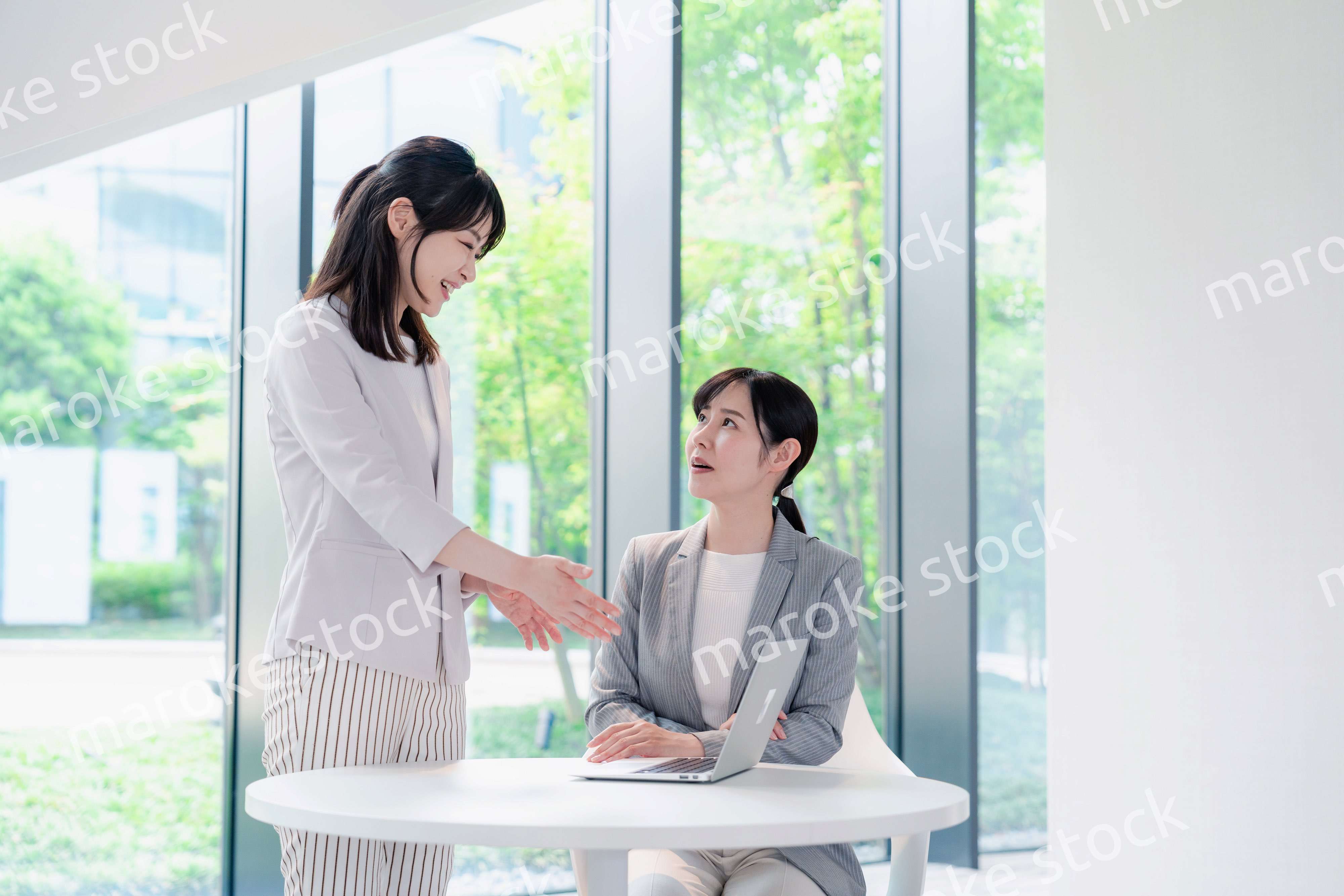 オフィスで打ち合わせをする2人の女性