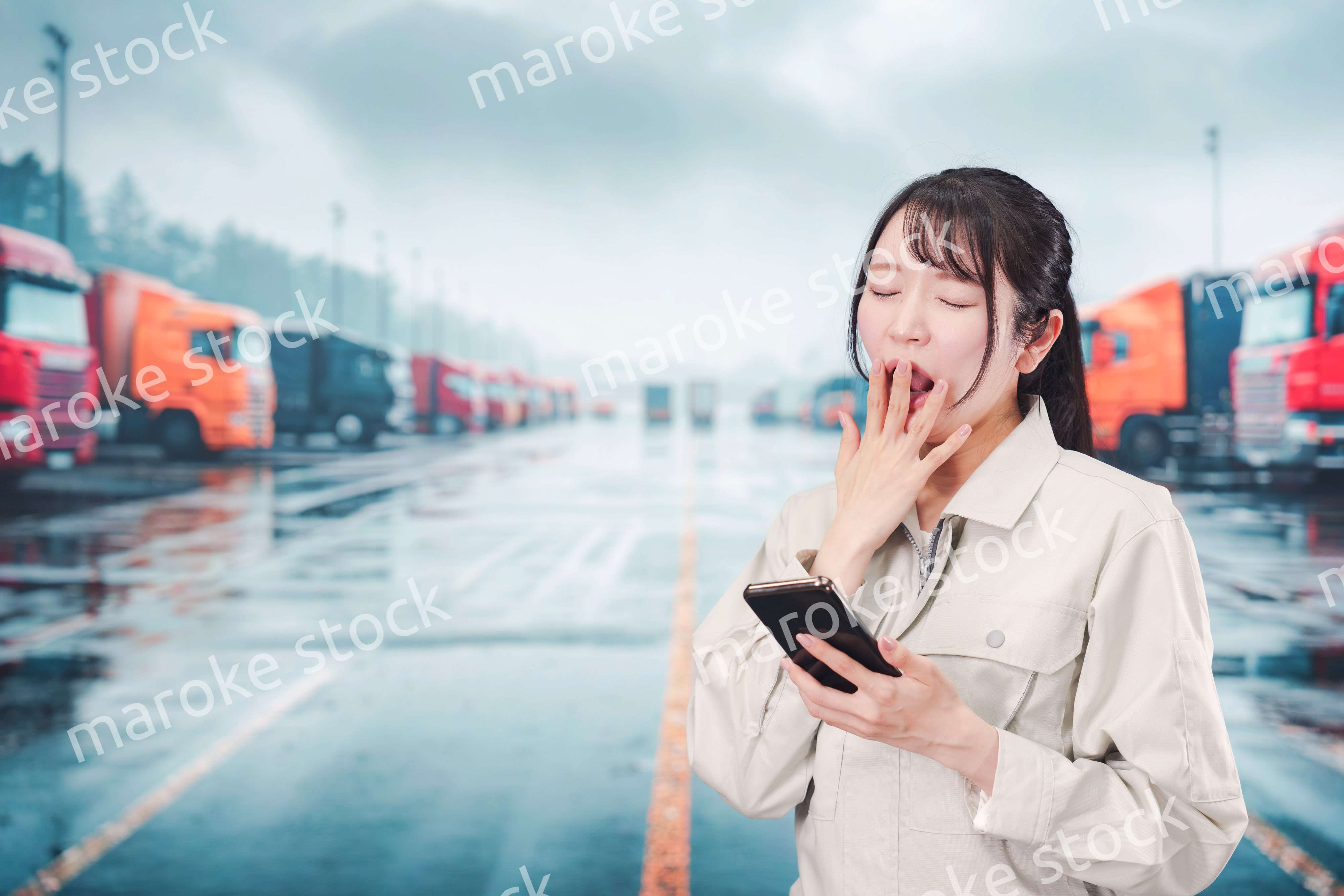 若い女性のトラックドライバー