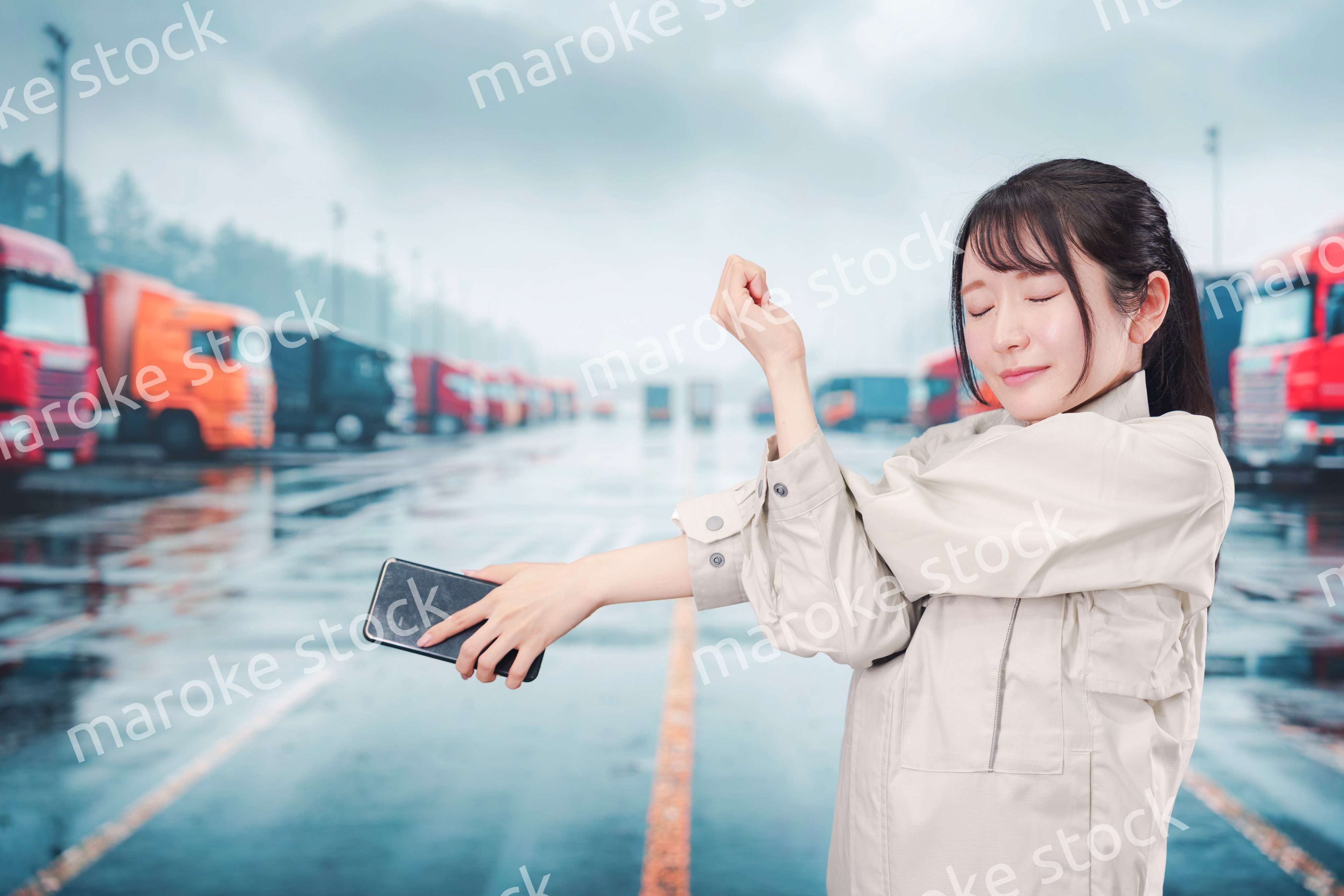 若い女性のトラックドライバー