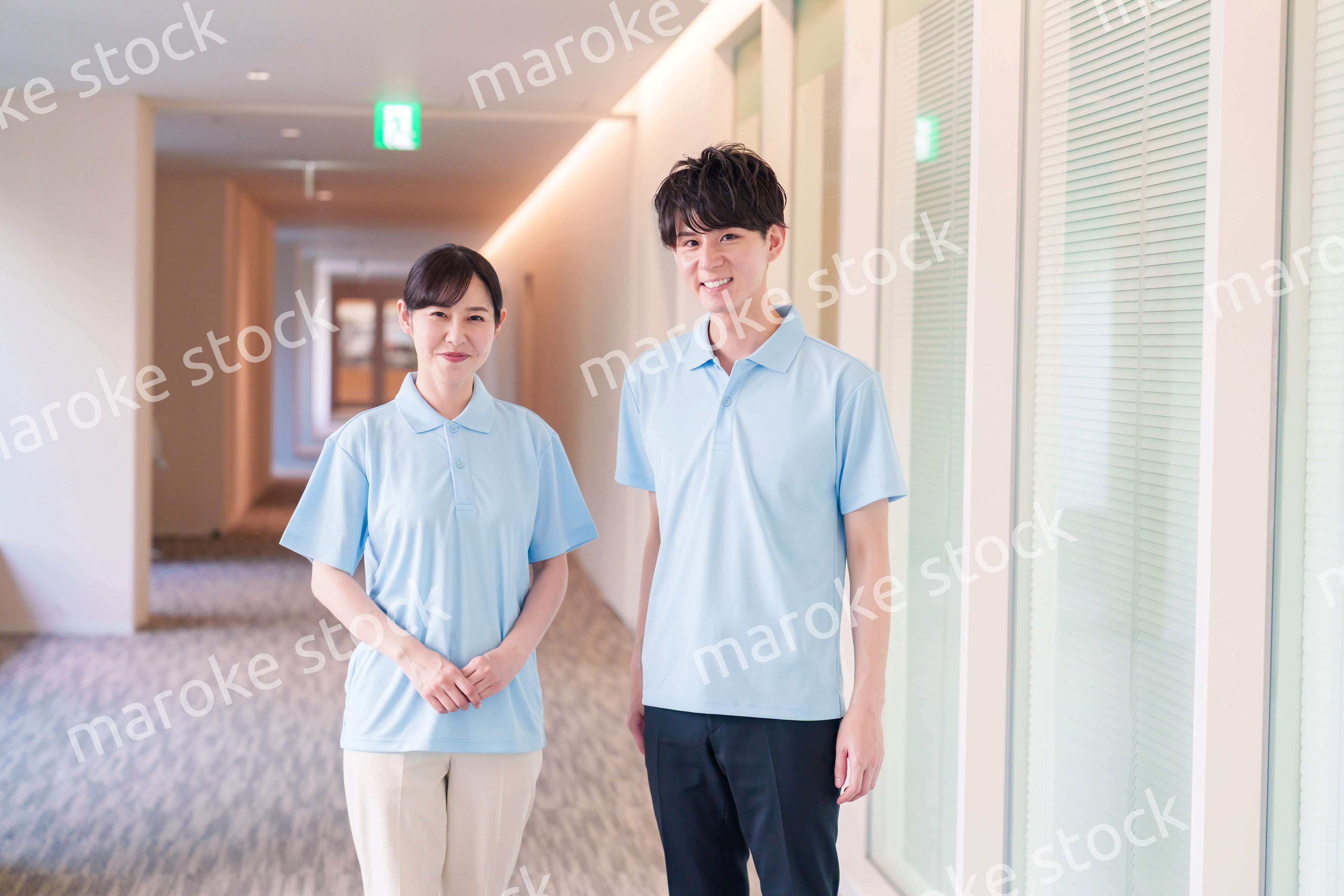 介護施設で働く男女のスタッフ