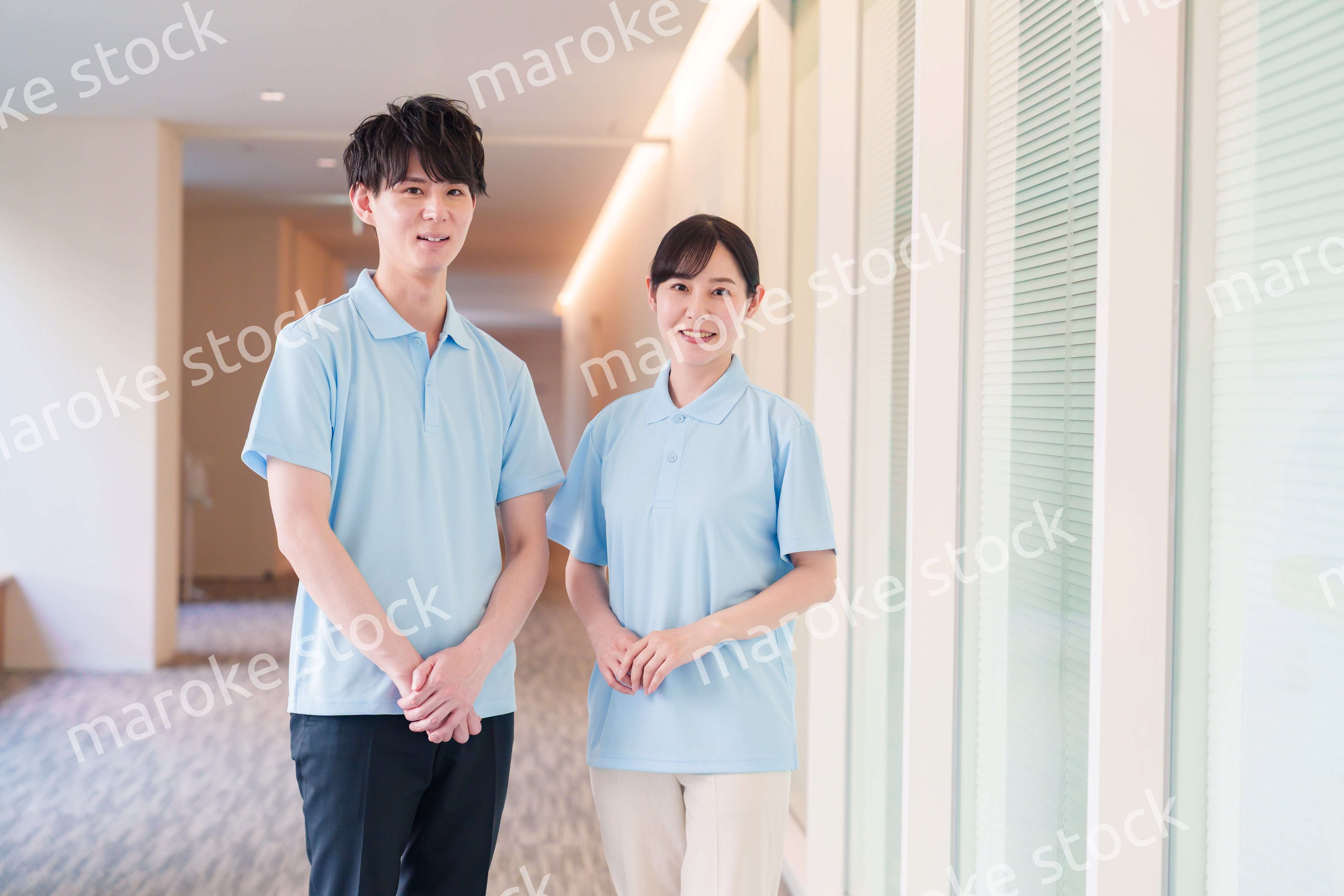 介護施設で働く男女のスタッフ