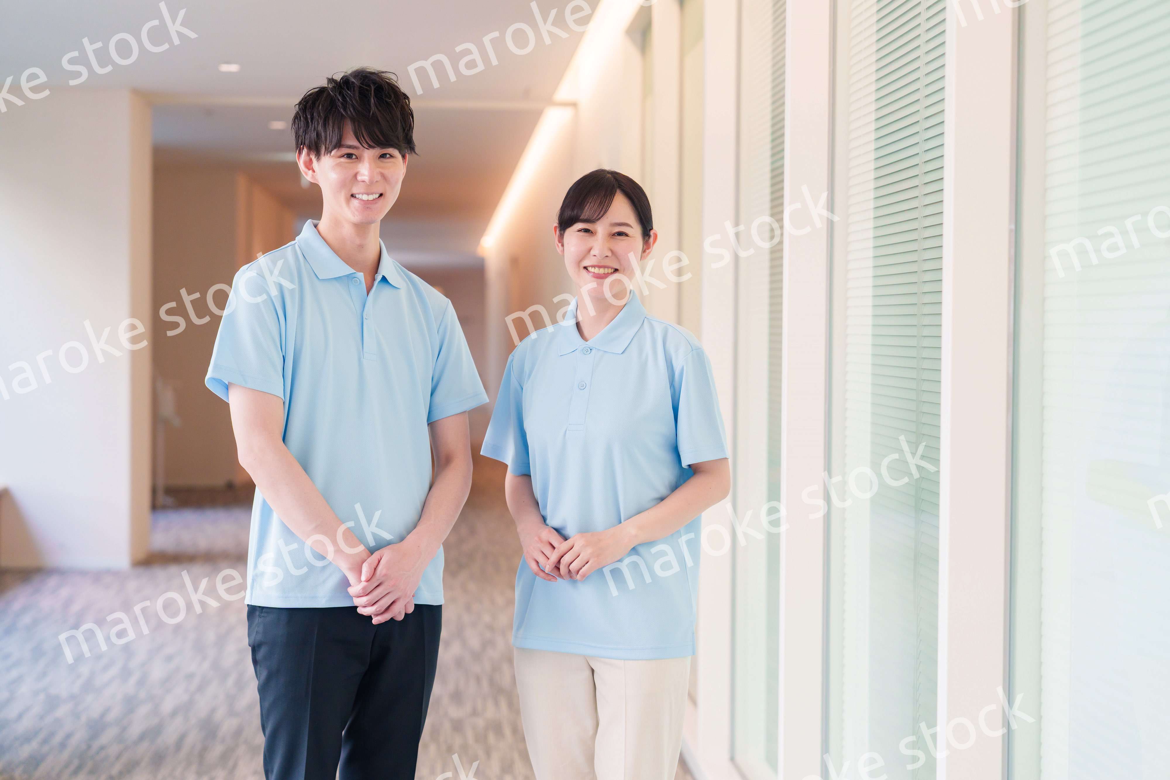 介護施設で働く男女のスタッフ