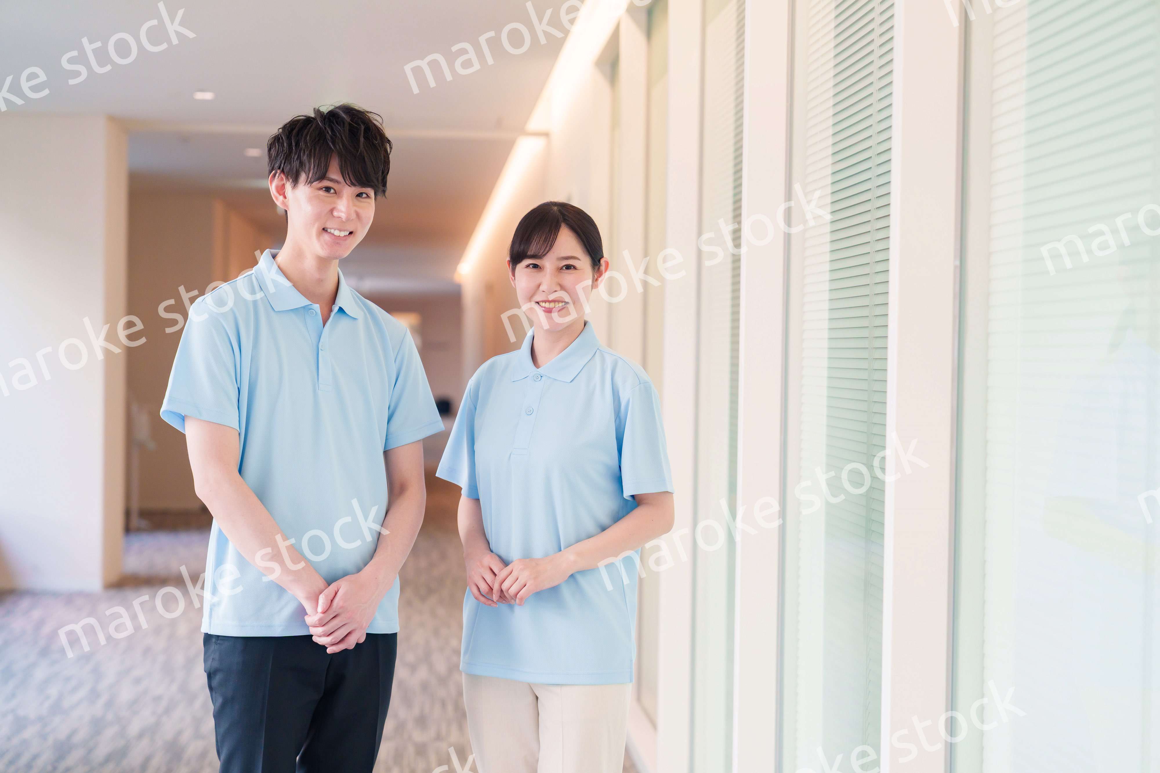 介護施設で働く男女のスタッフ