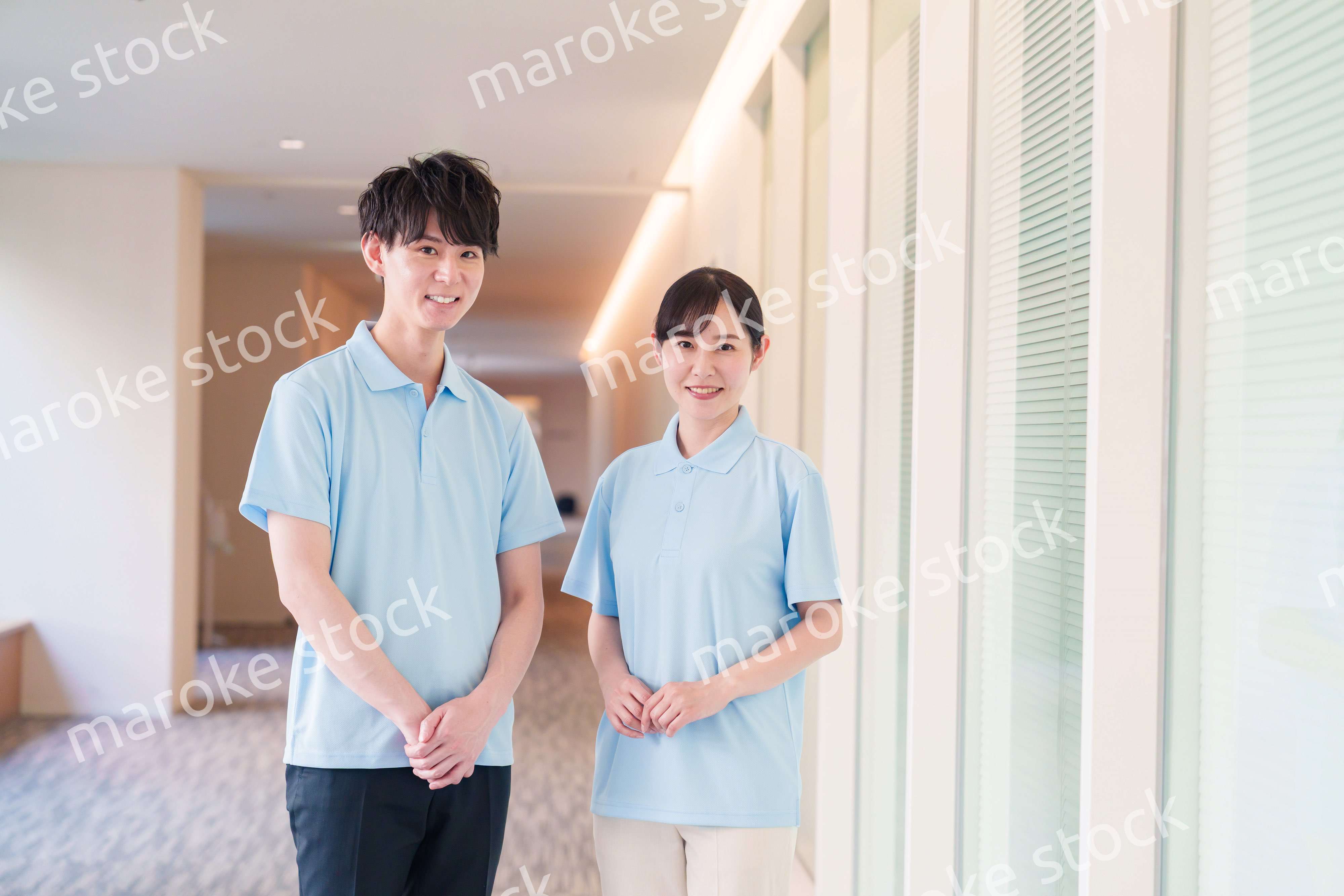 介護施設で働く男女のスタッフ