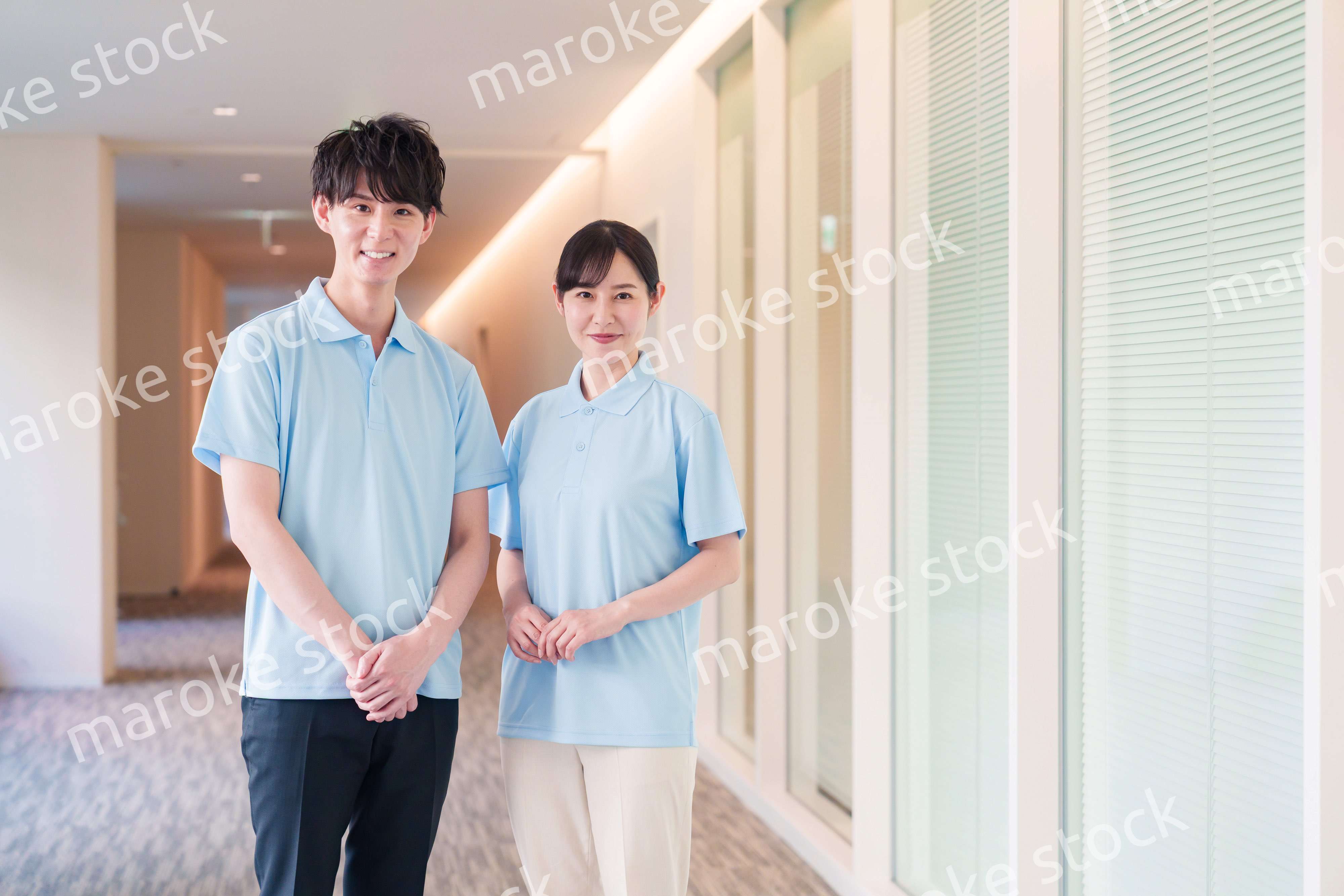 介護施設で働く男女のスタッフ