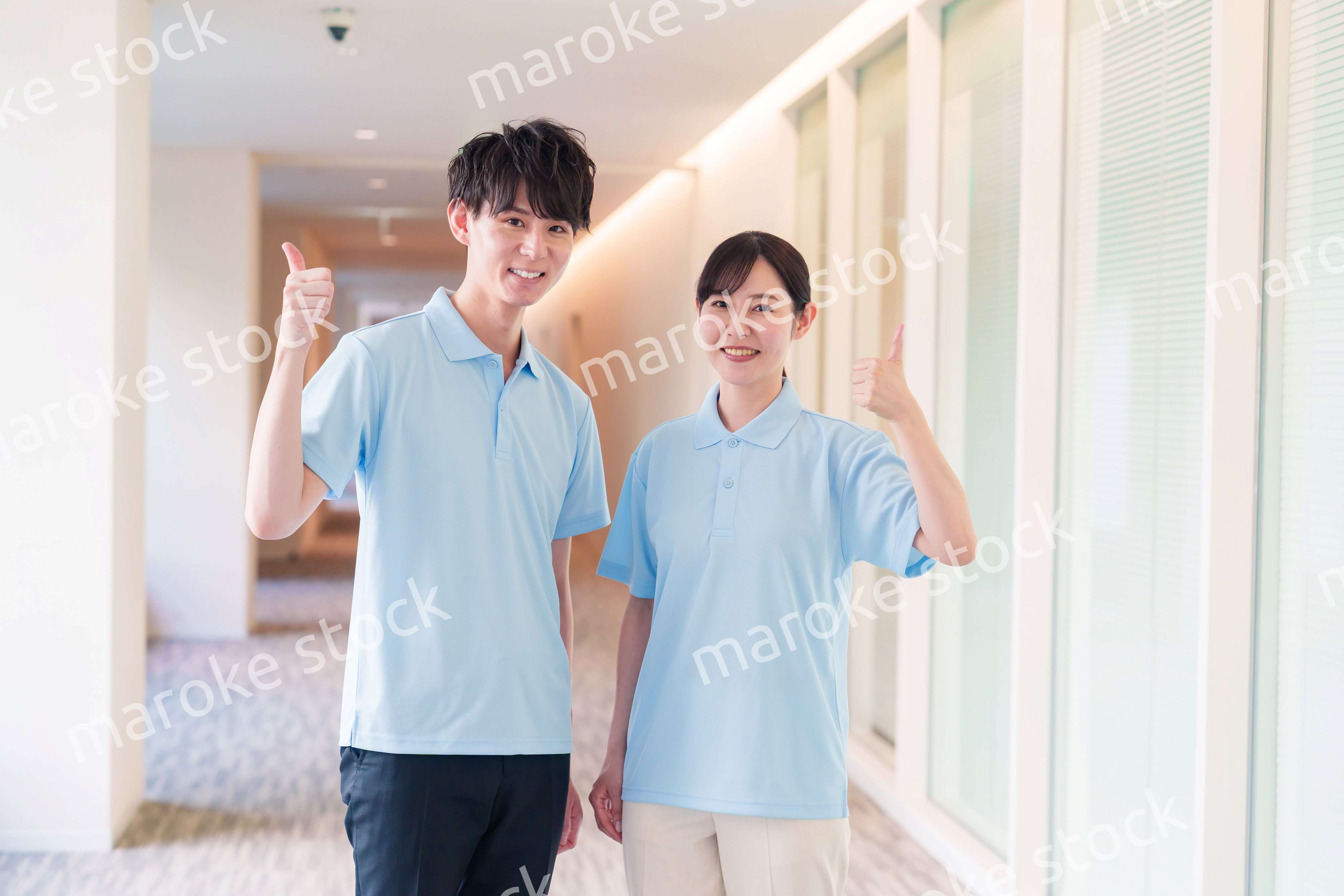 介護施設で働く男女のスタッフ