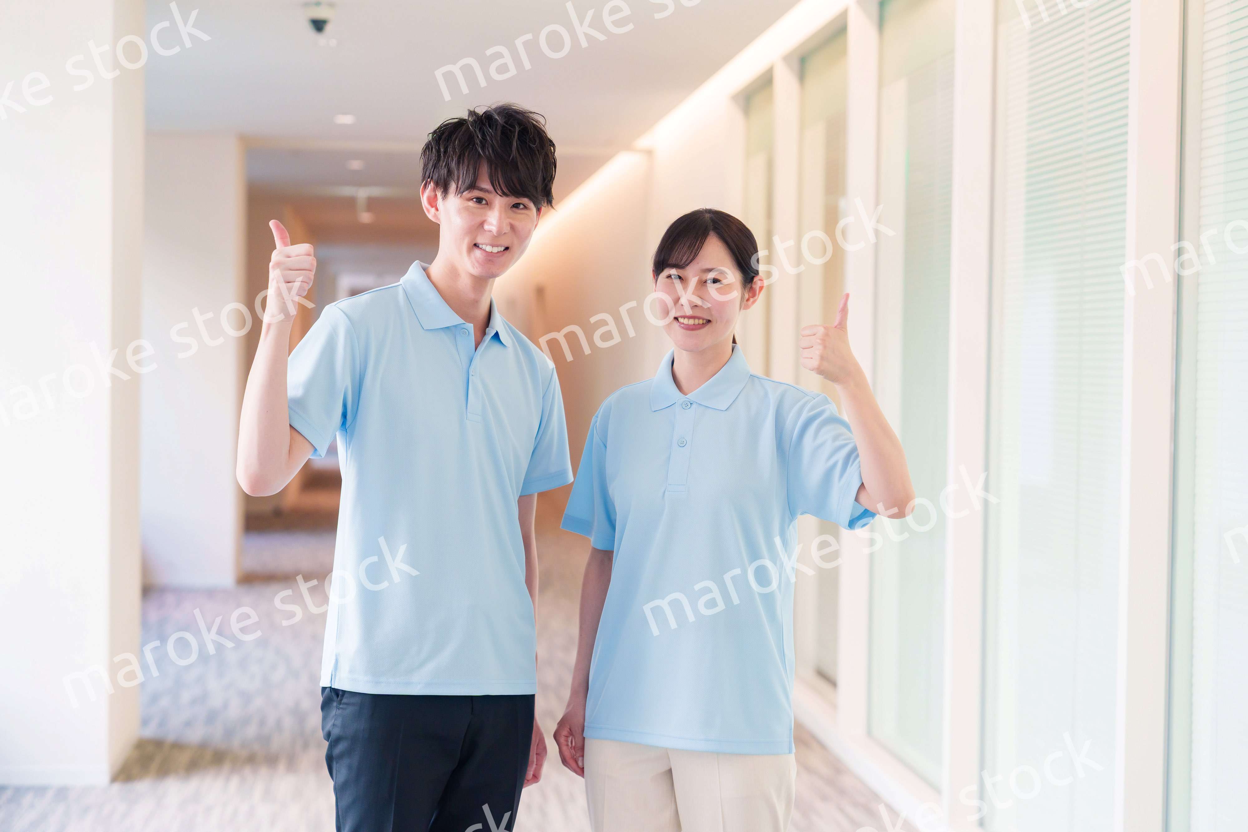 介護施設で働く男女のスタッフ