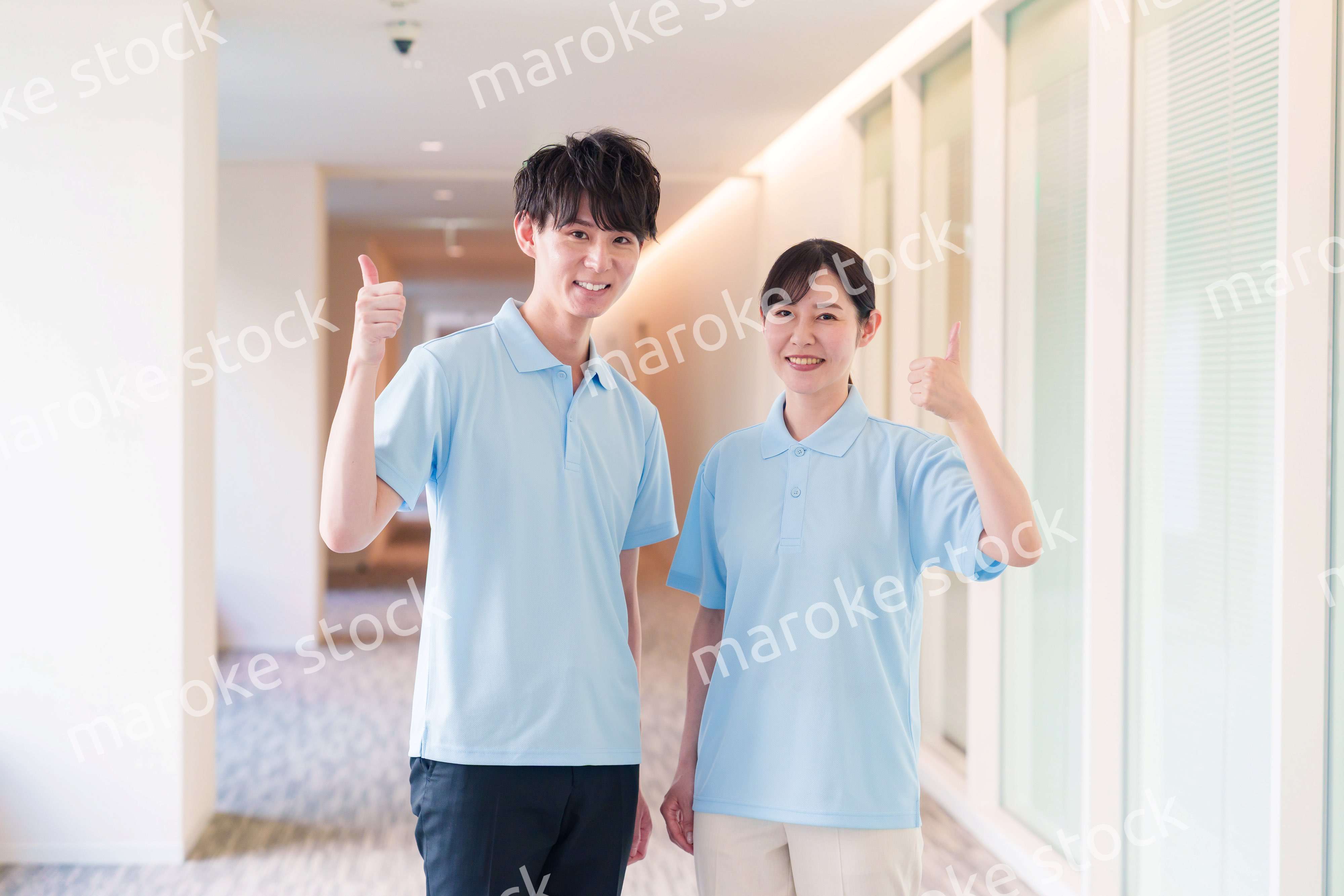 介護施設で働く男女のスタッフ