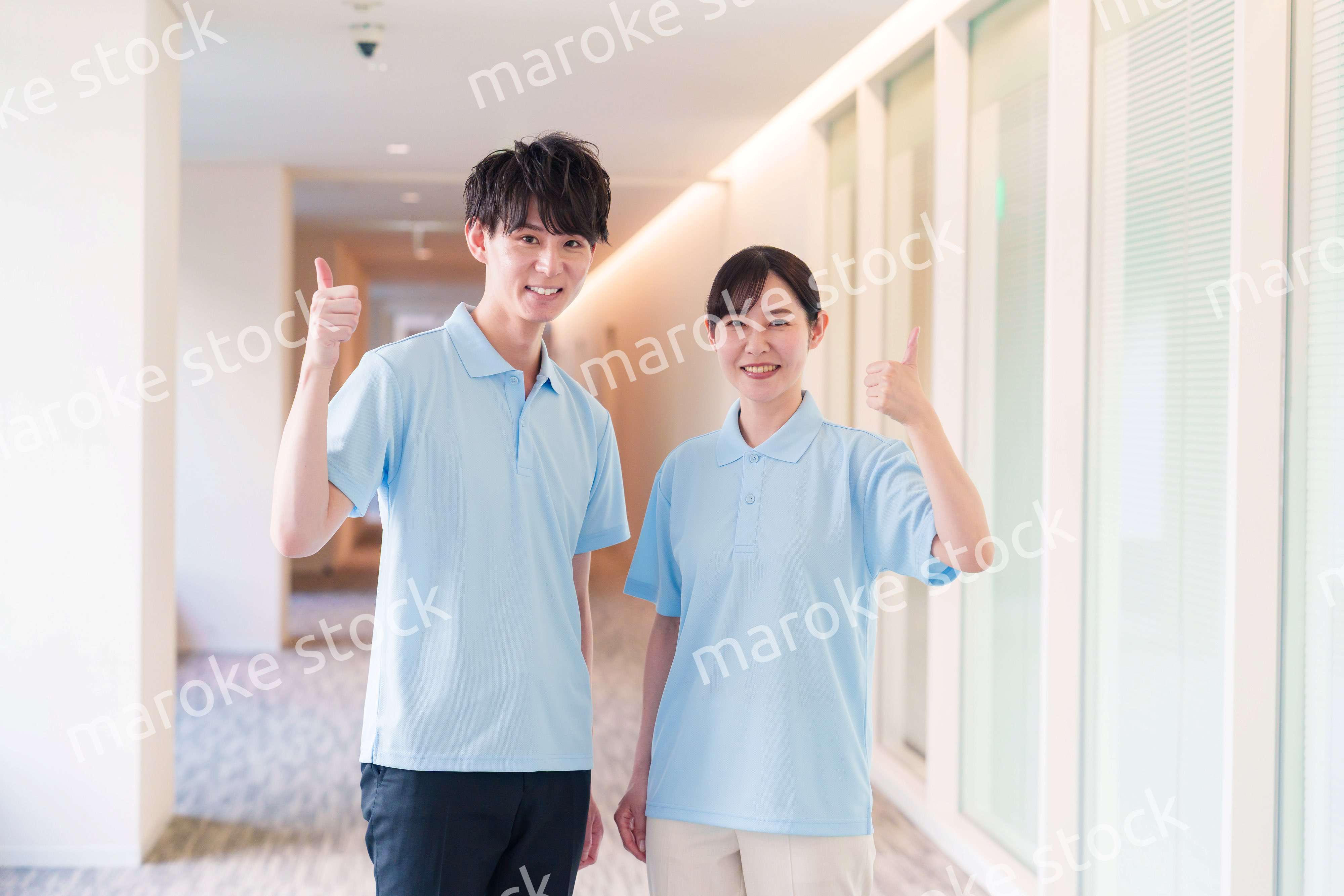 介護施設で働く男女のスタッフ