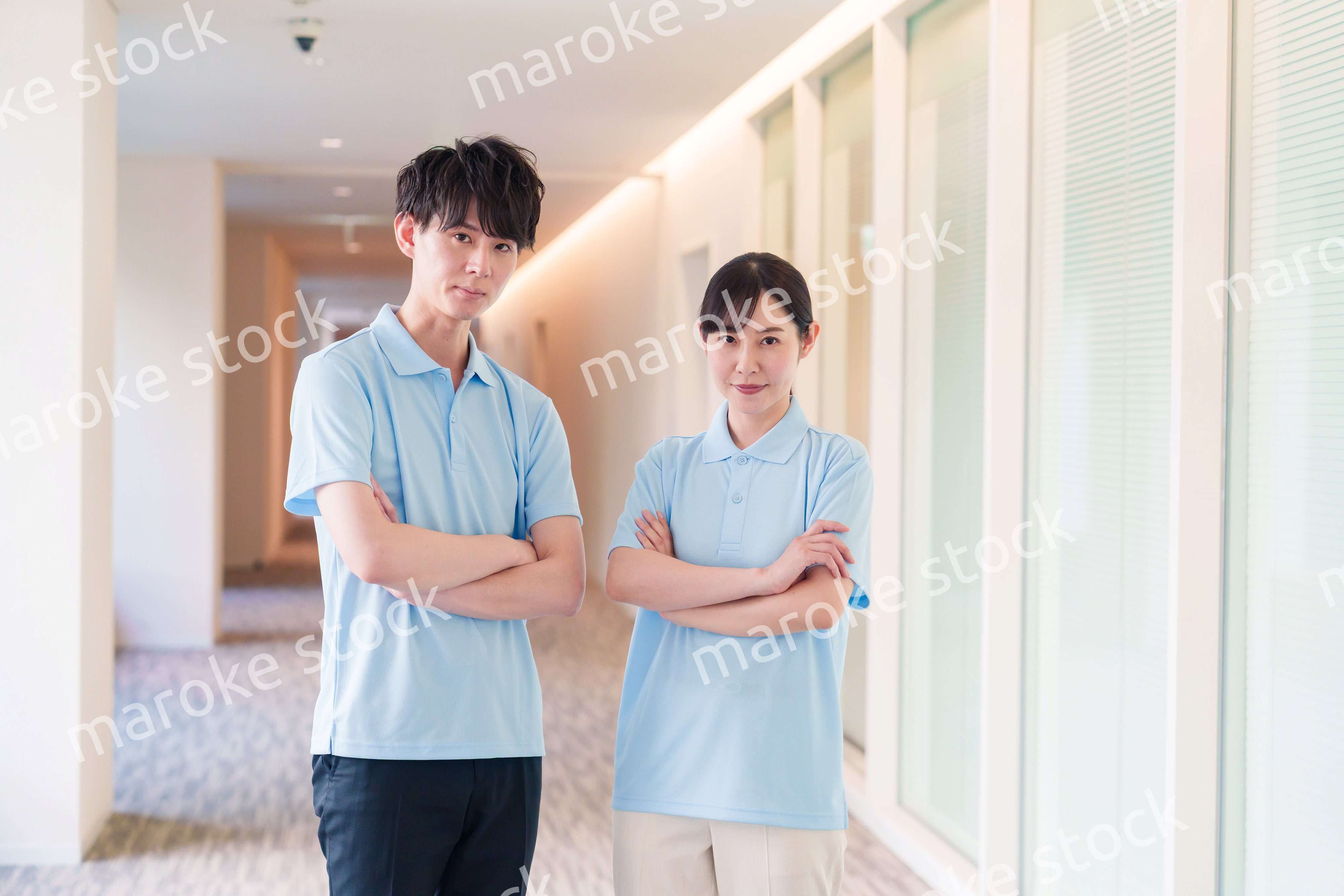 介護施設で働く男女のスタッフ