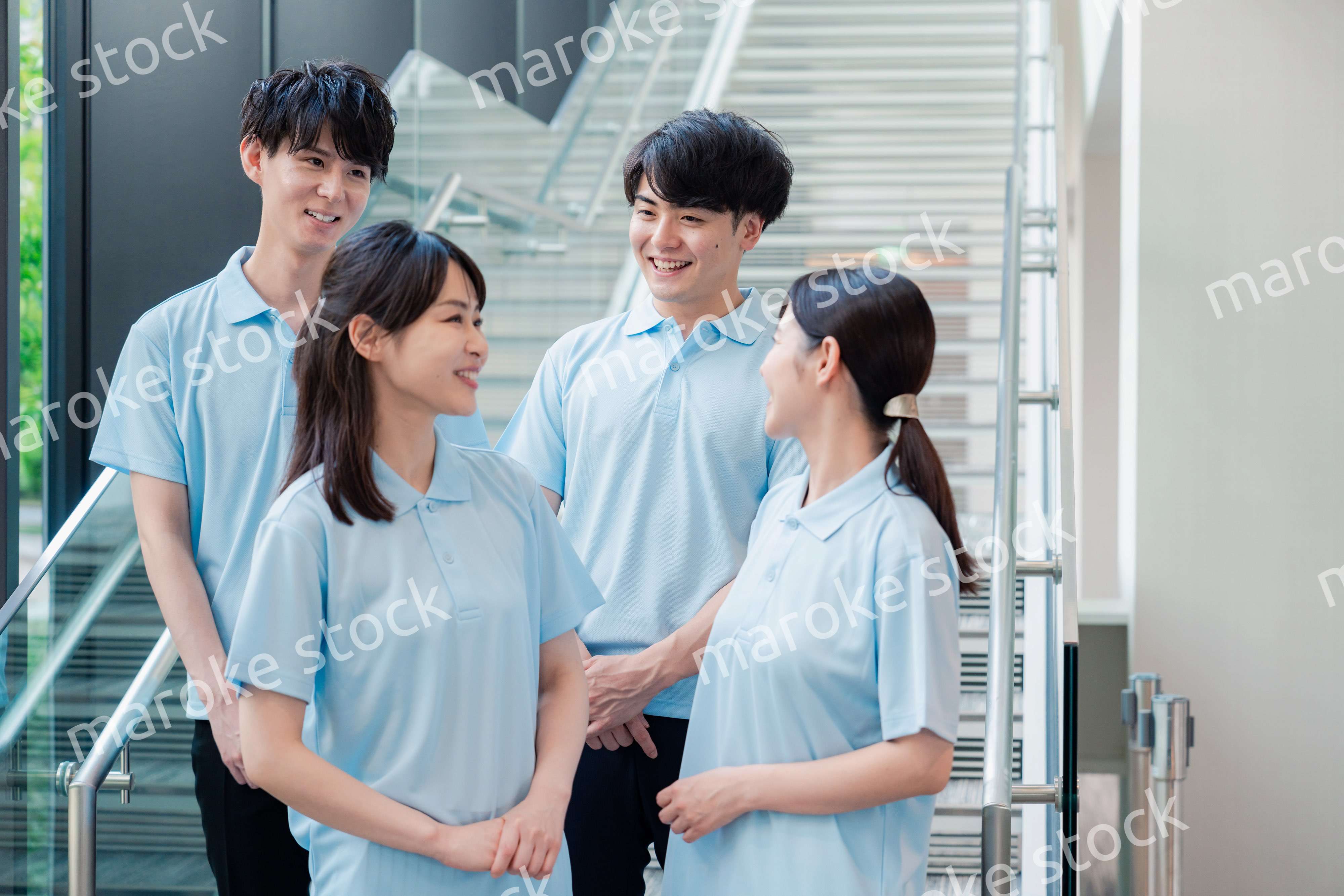 福祉の現場で楽しく働くスタッフ