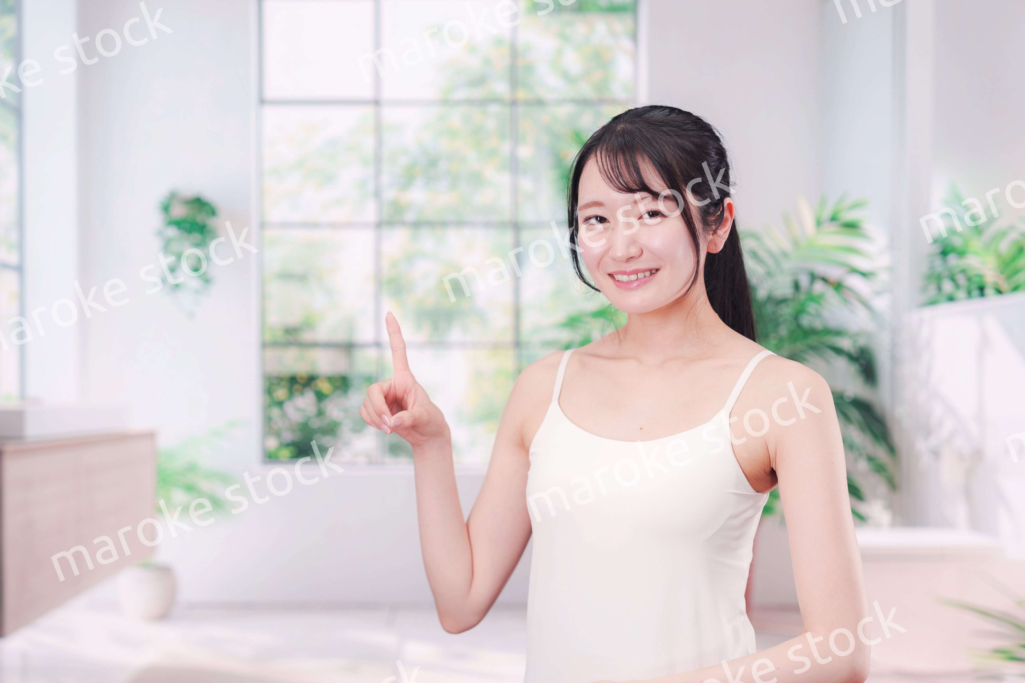 笑顔でビューティーケアをする若い女性