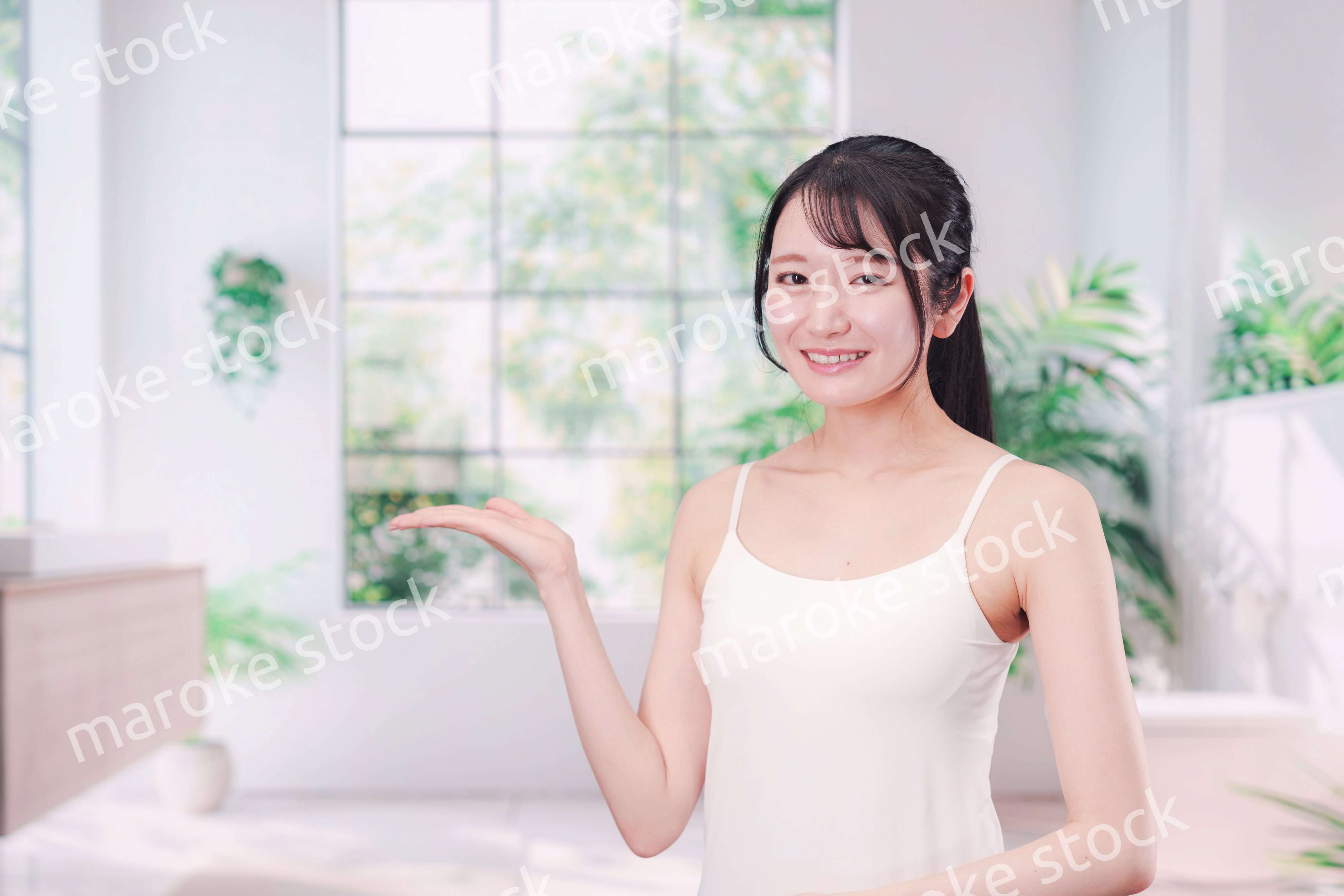 笑顔でビューティーケアをする若い女性