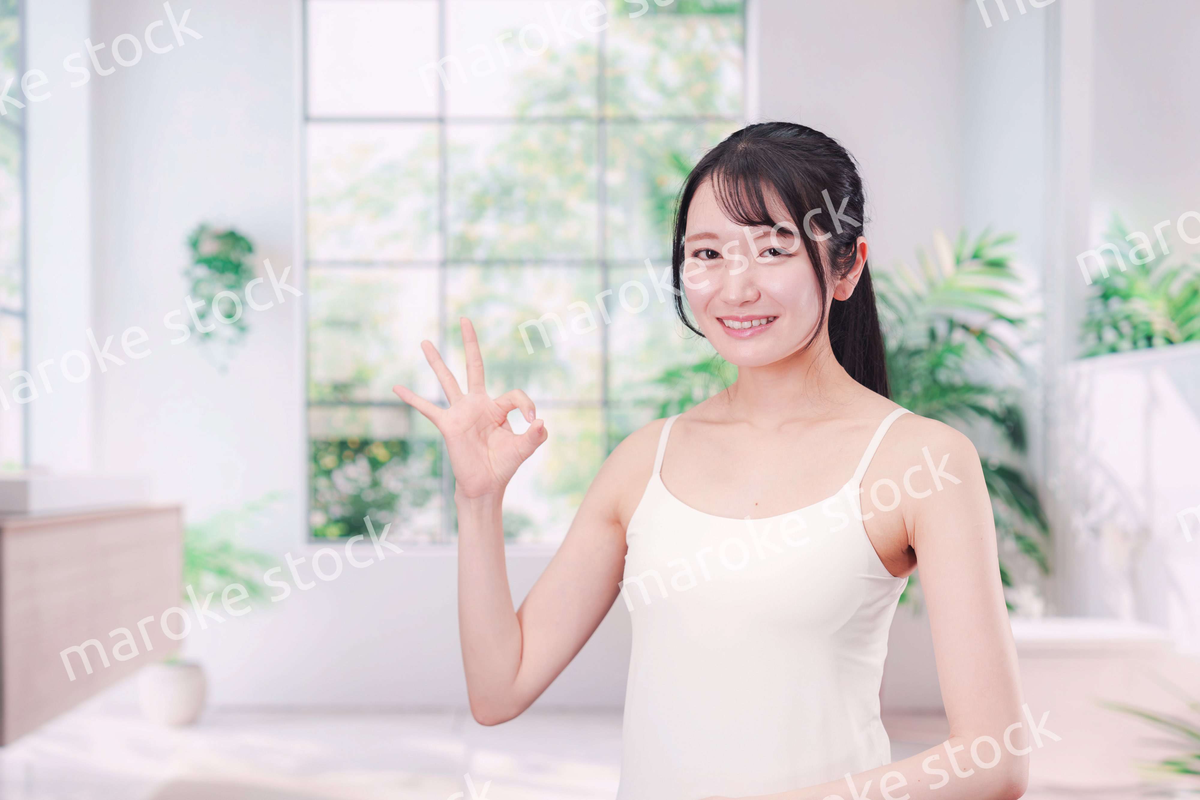 笑顔でビューティーケアをする若い女性